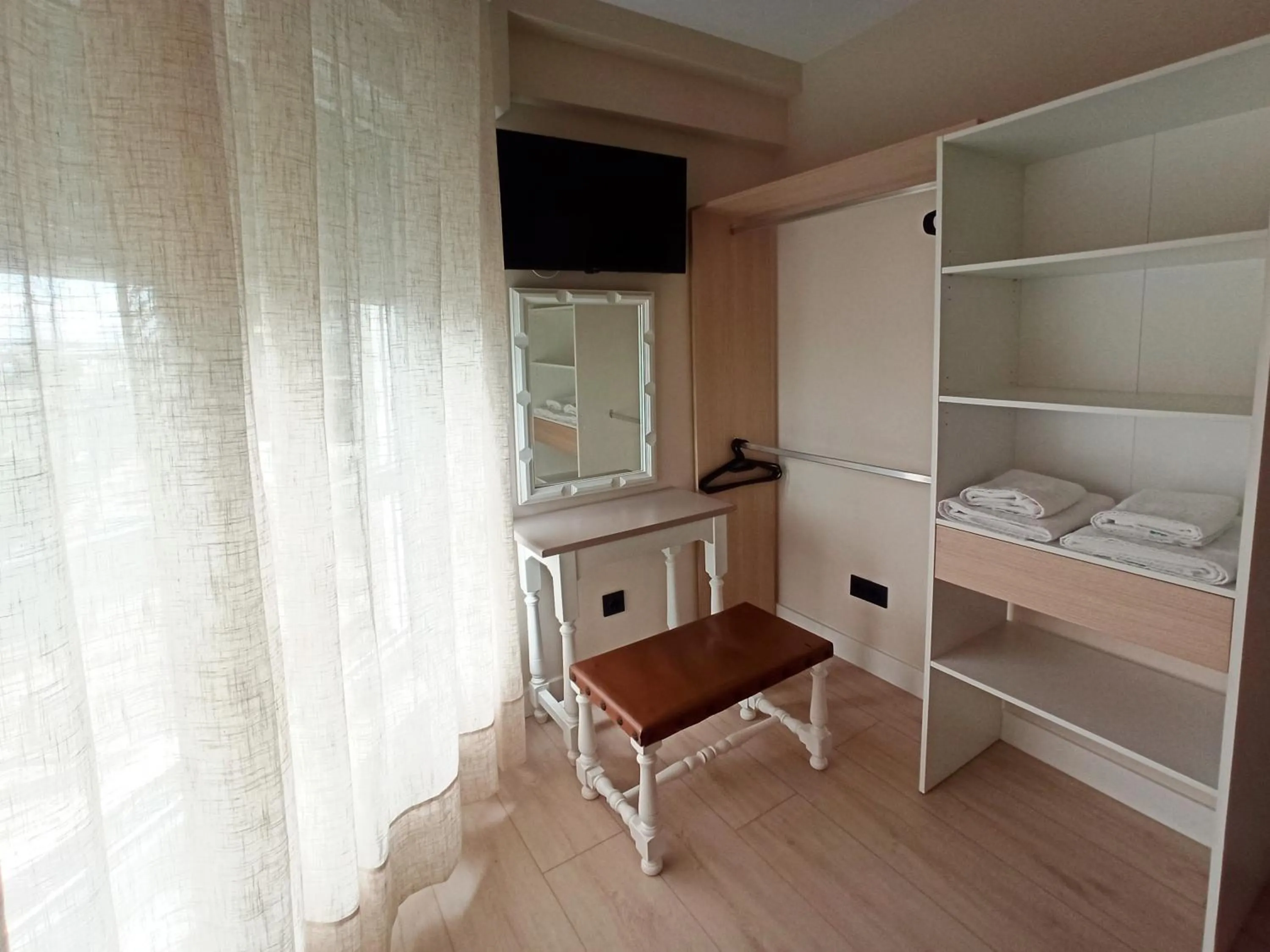 TV and multimedia, Bed in Bahia Rooms Cantabria 3000