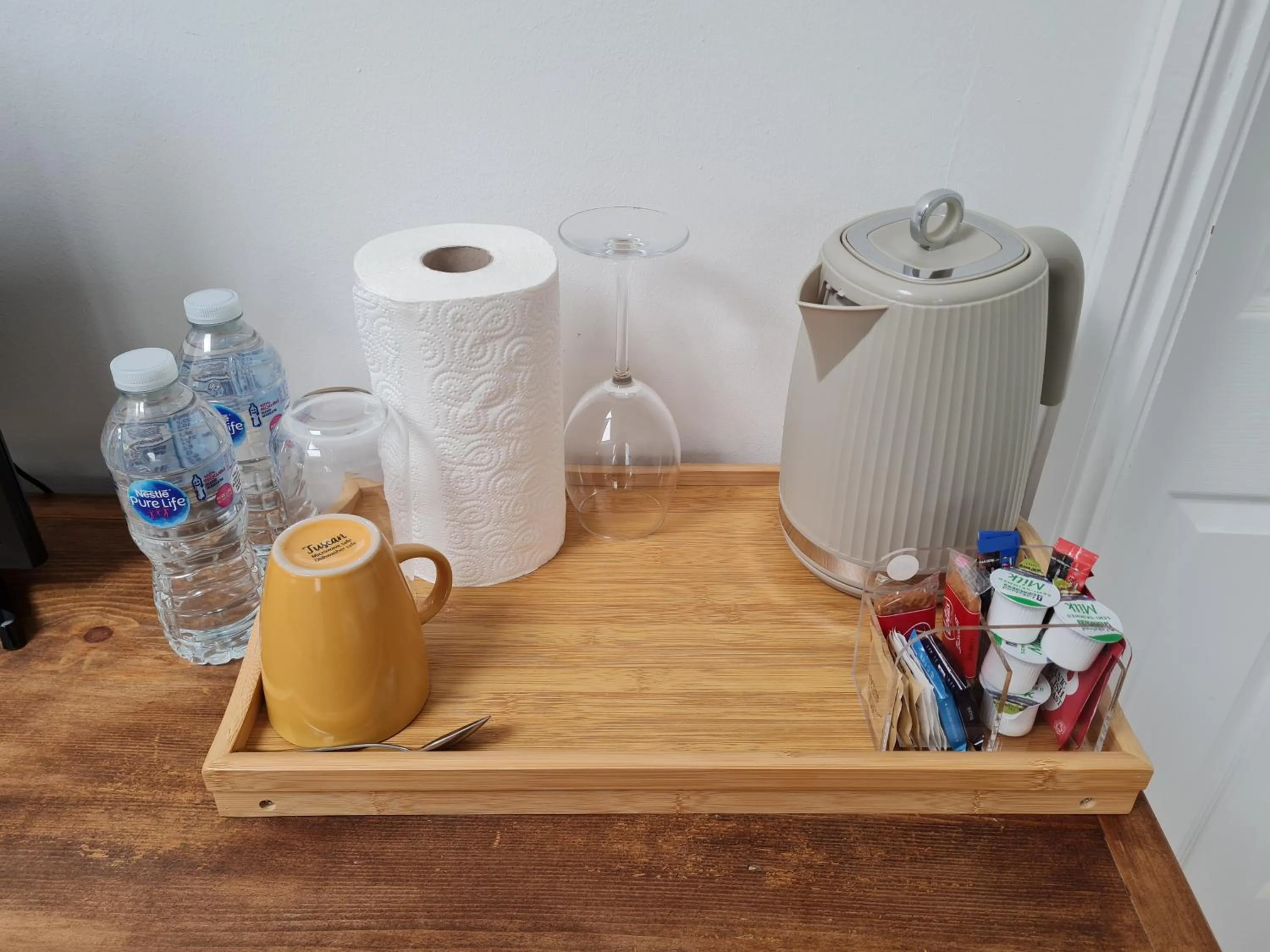 Coffee/tea facilities in Stylish Suites with kitchenette