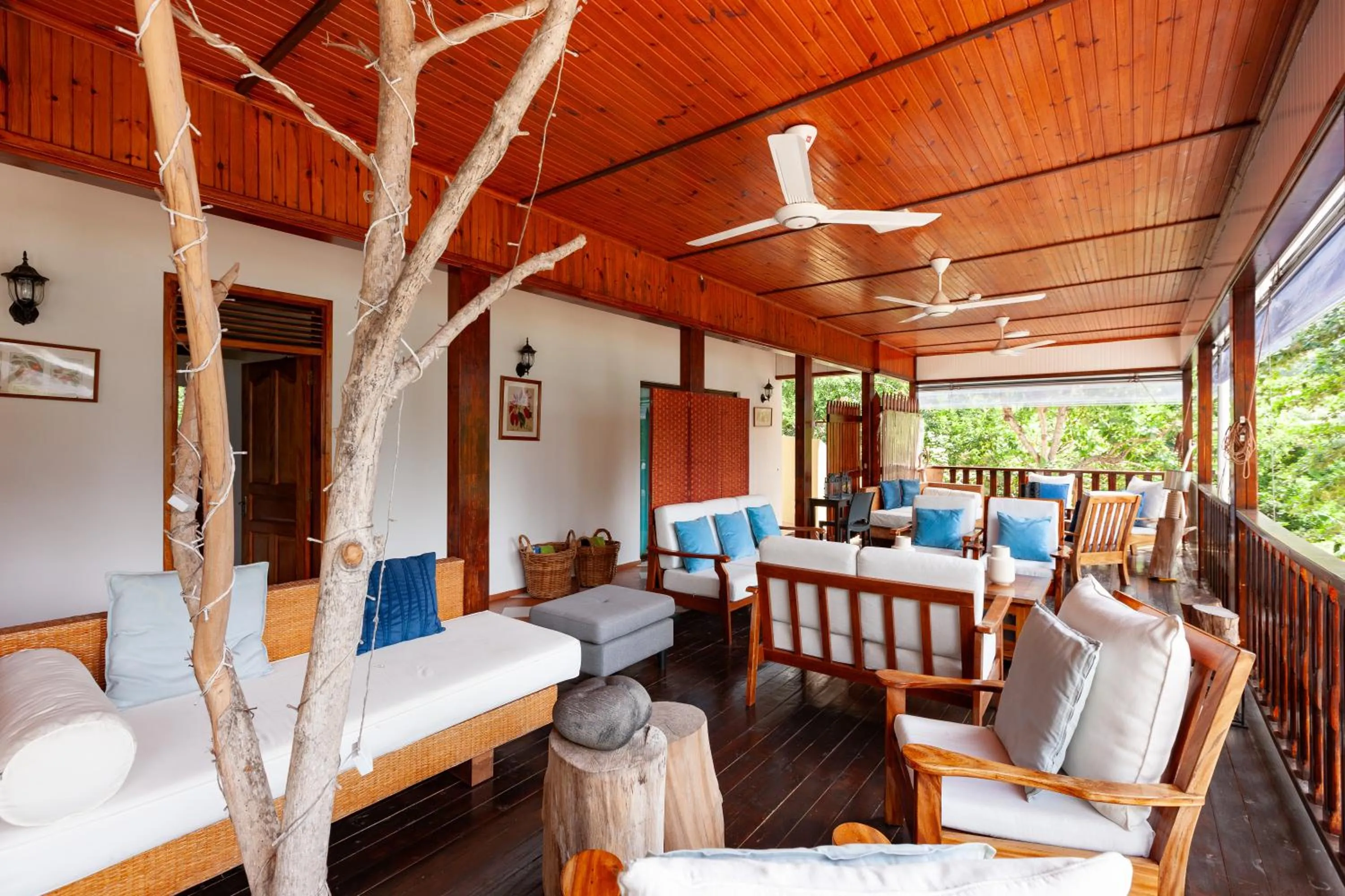 Restaurant/places to eat in Villa Anse La Blague