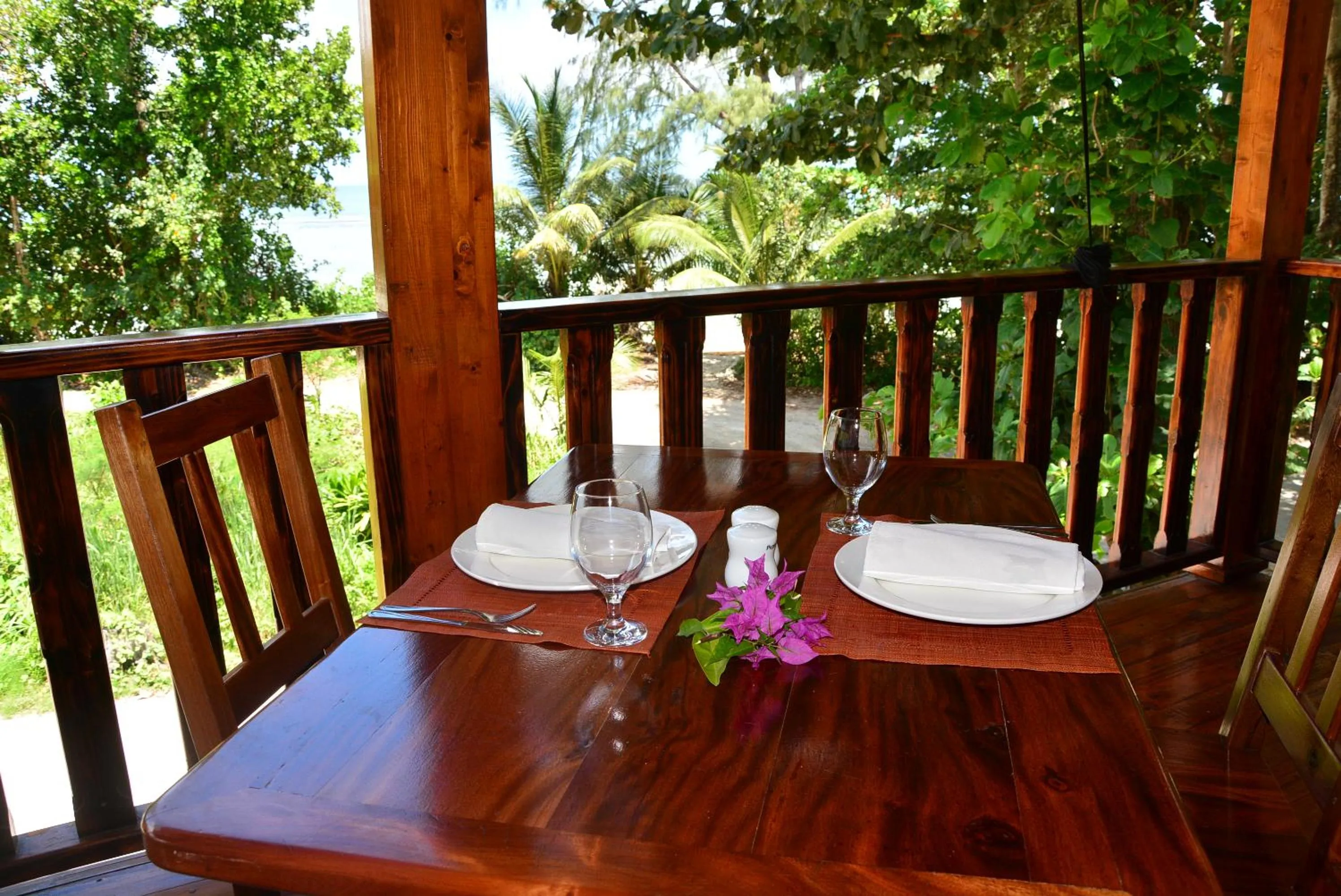 Restaurant/places to eat in Villa Anse La Blague