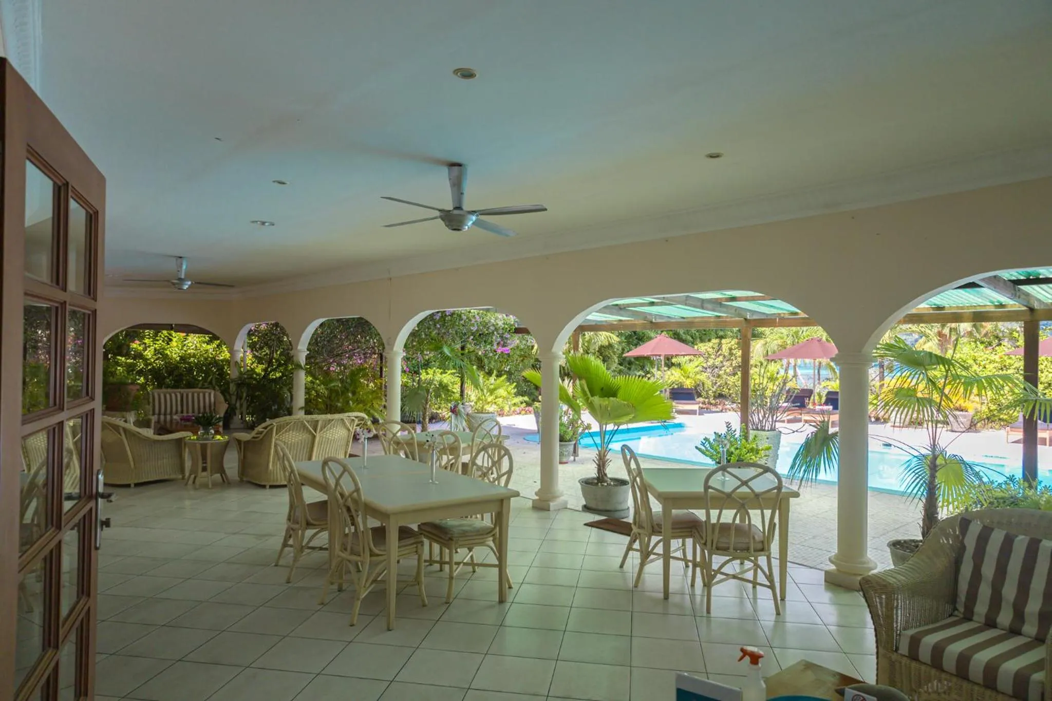 Restaurant/places to eat in Villa De Cerf