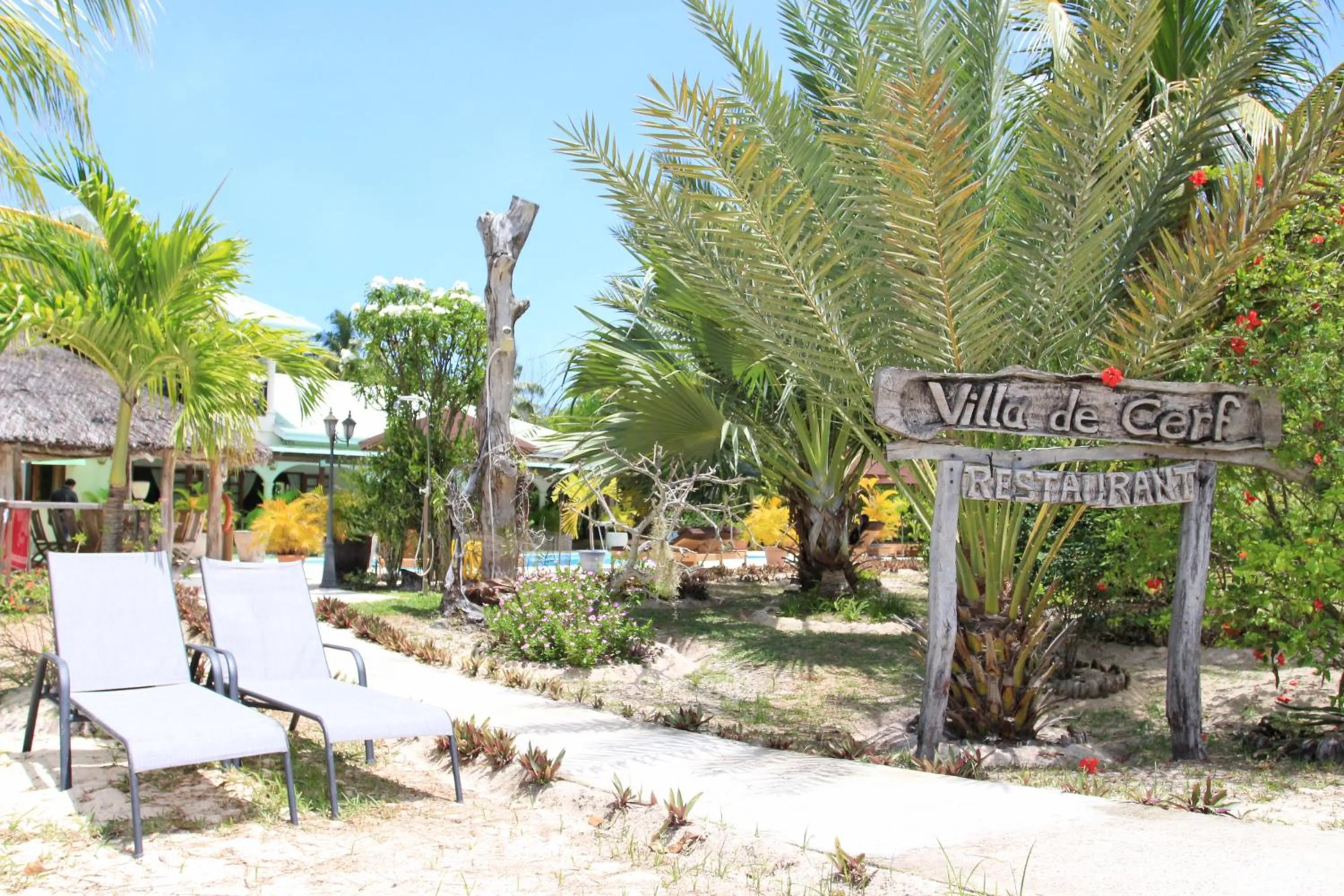 Property logo or sign in Villa De Cerf