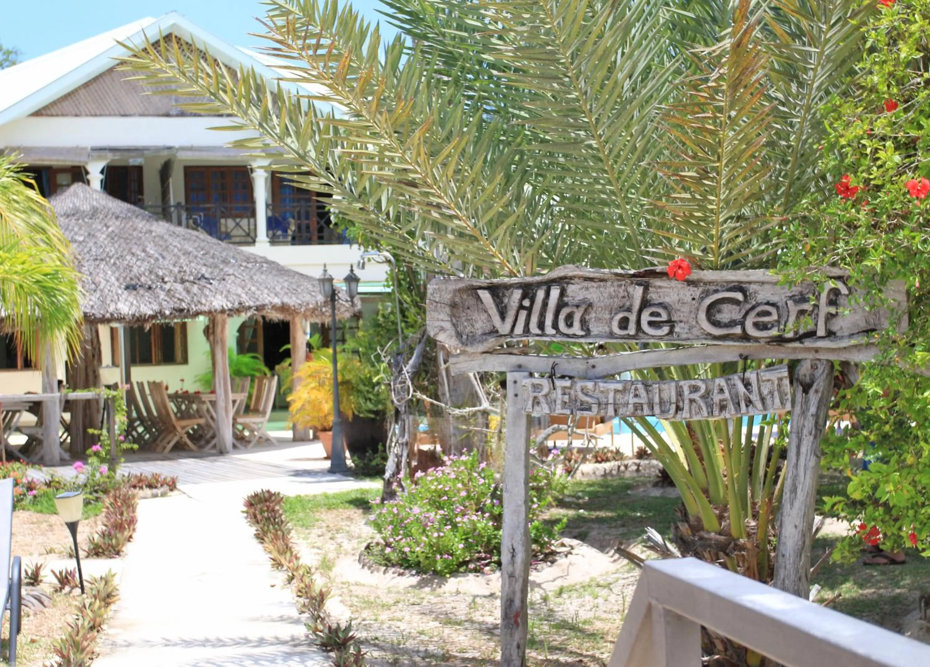 Property logo or sign in Villa De Cerf