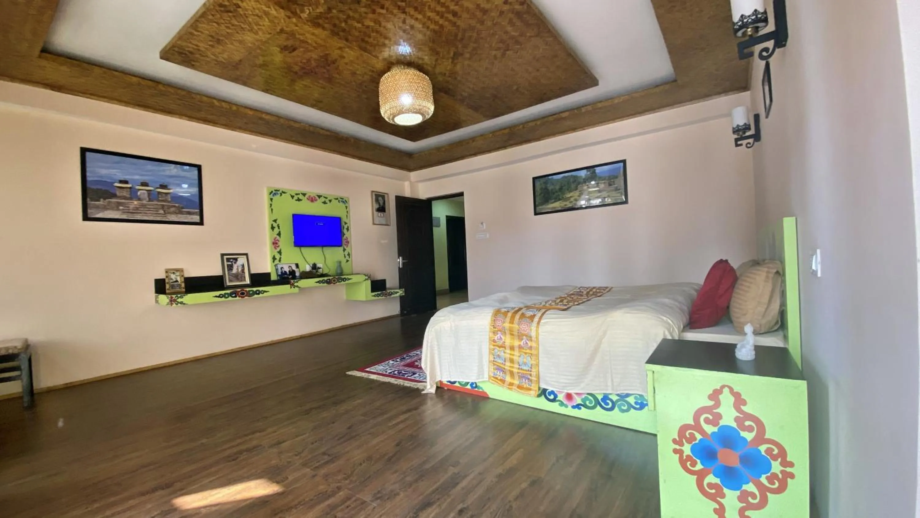 Photo of the whole room, Bed in Lingmoo Residency