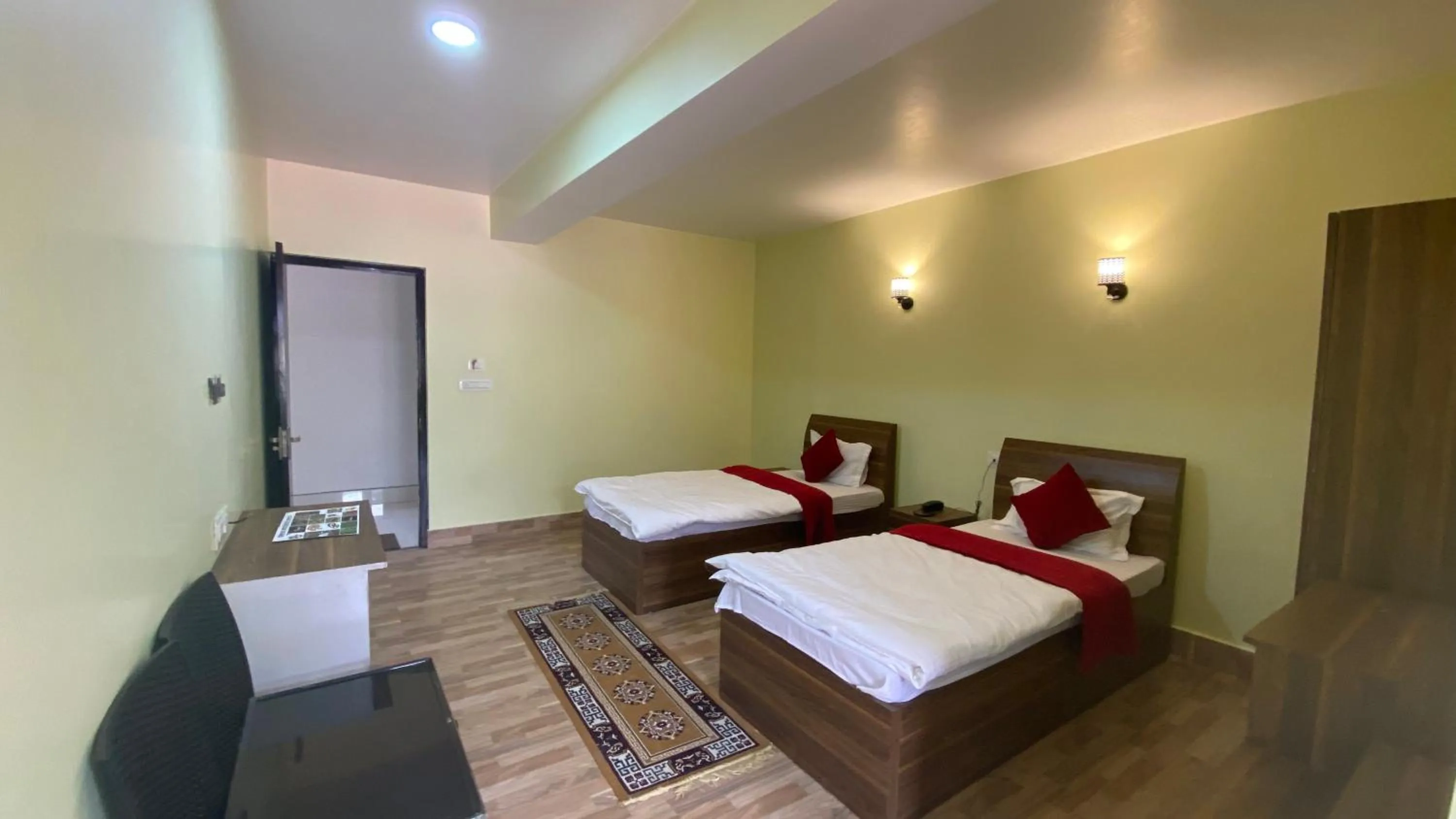 Photo of the whole room, Bed in Lingmoo Residency