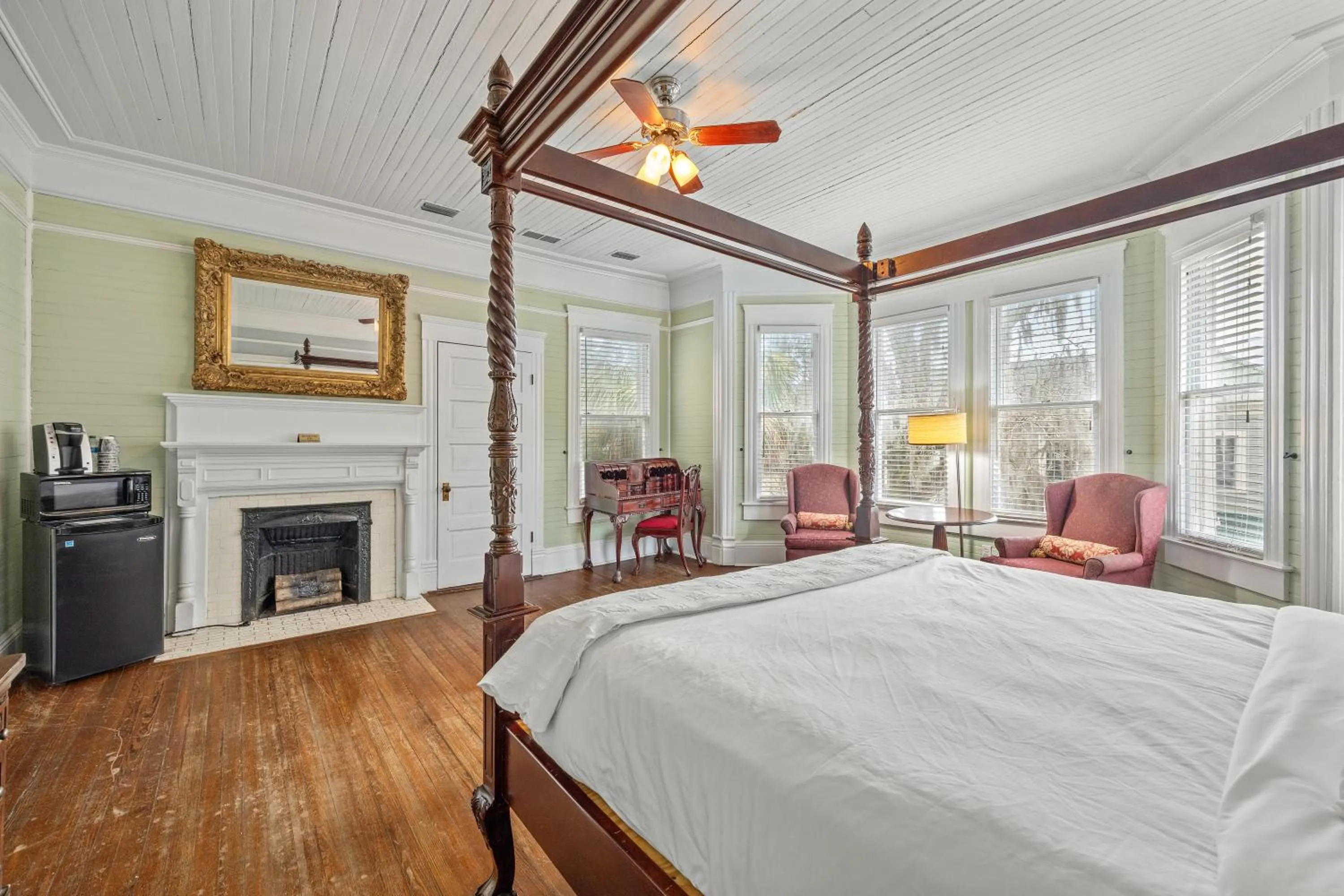 Bed in Coombs Inn & Suites