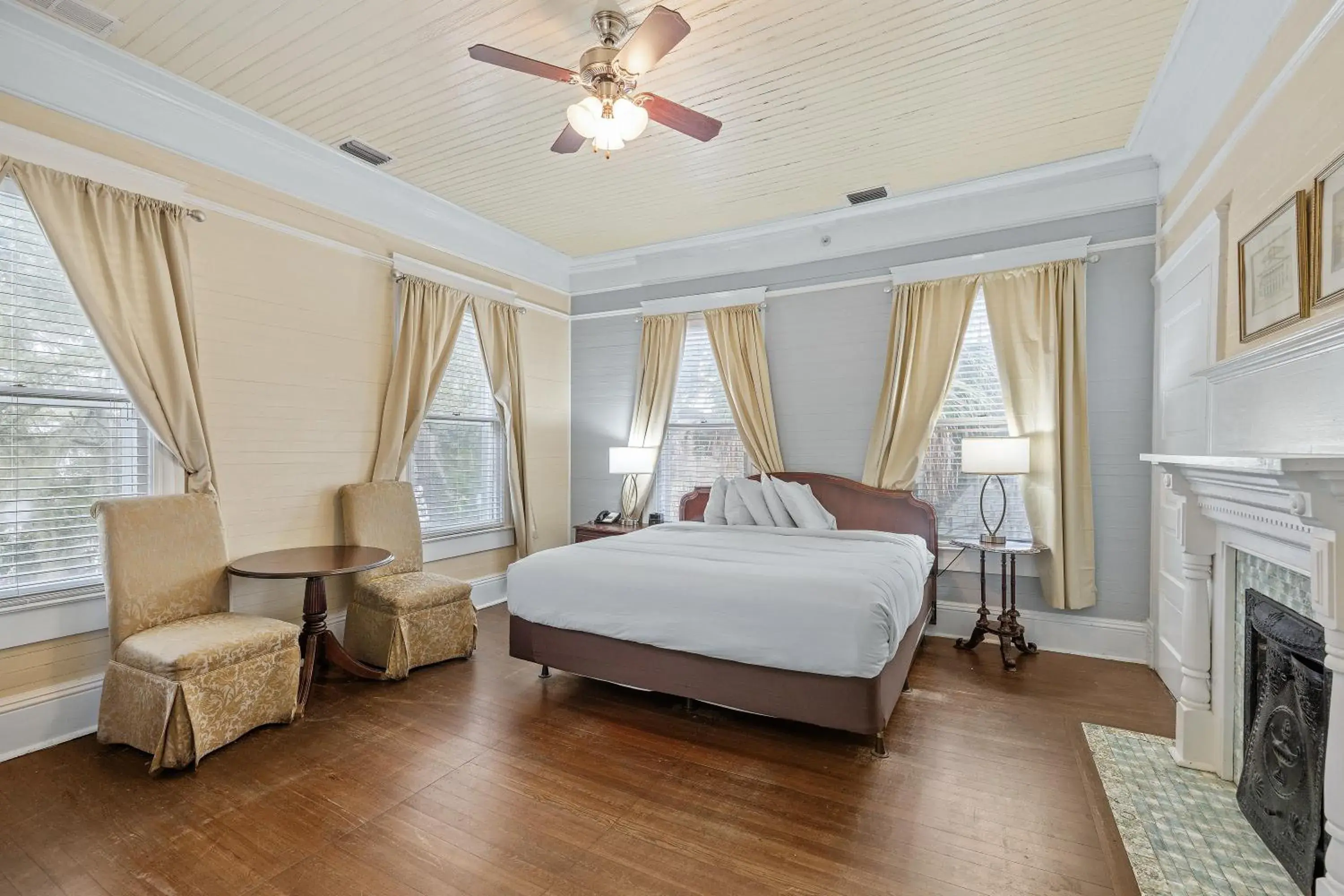 Bed in Coombs Inn & Suites Bed in Coombs Inn & Suites