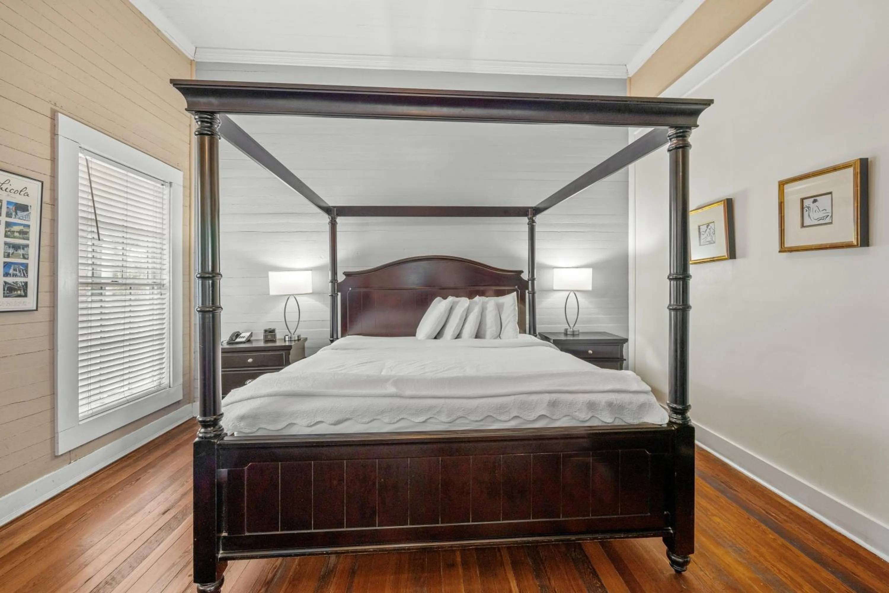 Bed in Coombs Inn & Suites