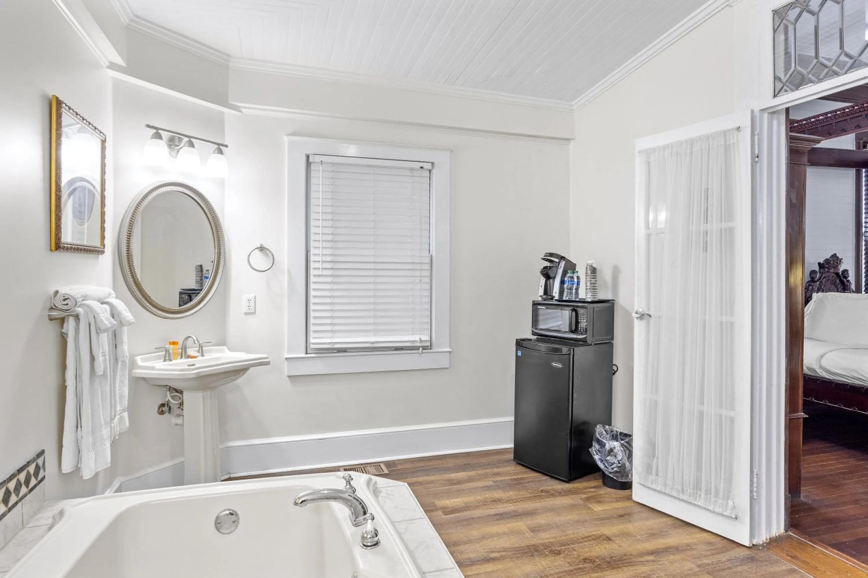 Bed in Coombs Inn & Suites