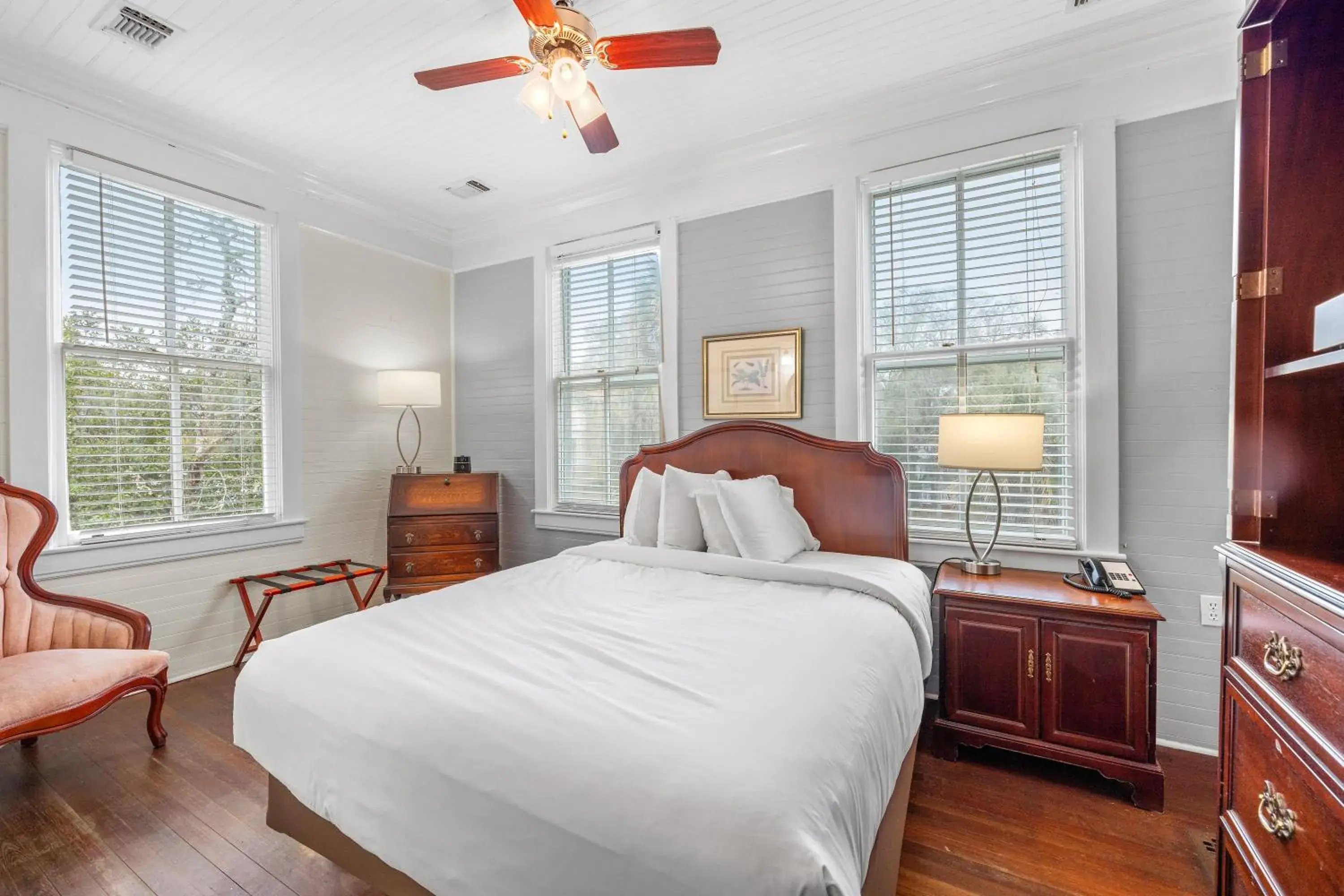 Bed in Coombs Inn & Suites Bed in Coombs Inn & Suites