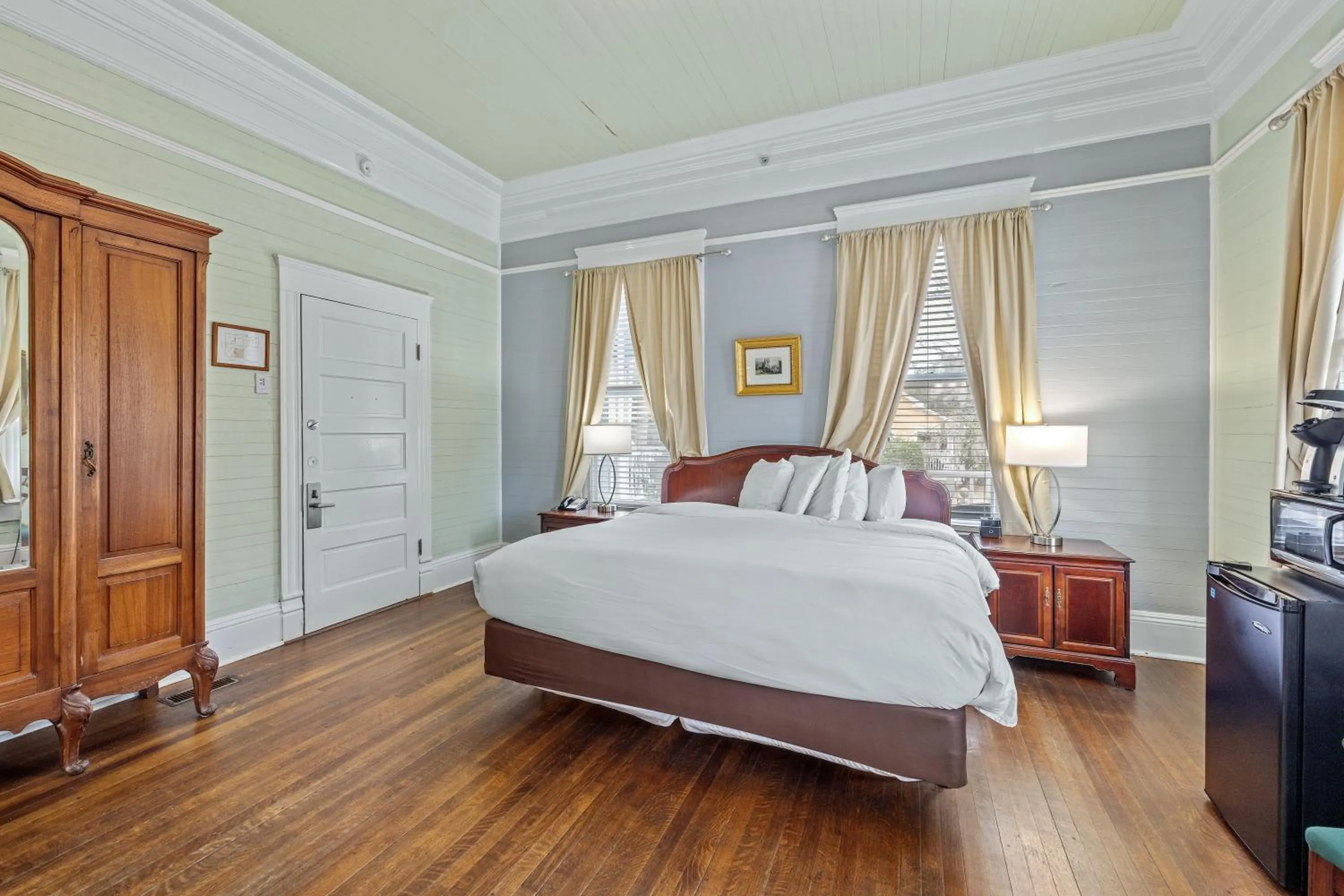 Bed in Coombs Inn & Suites