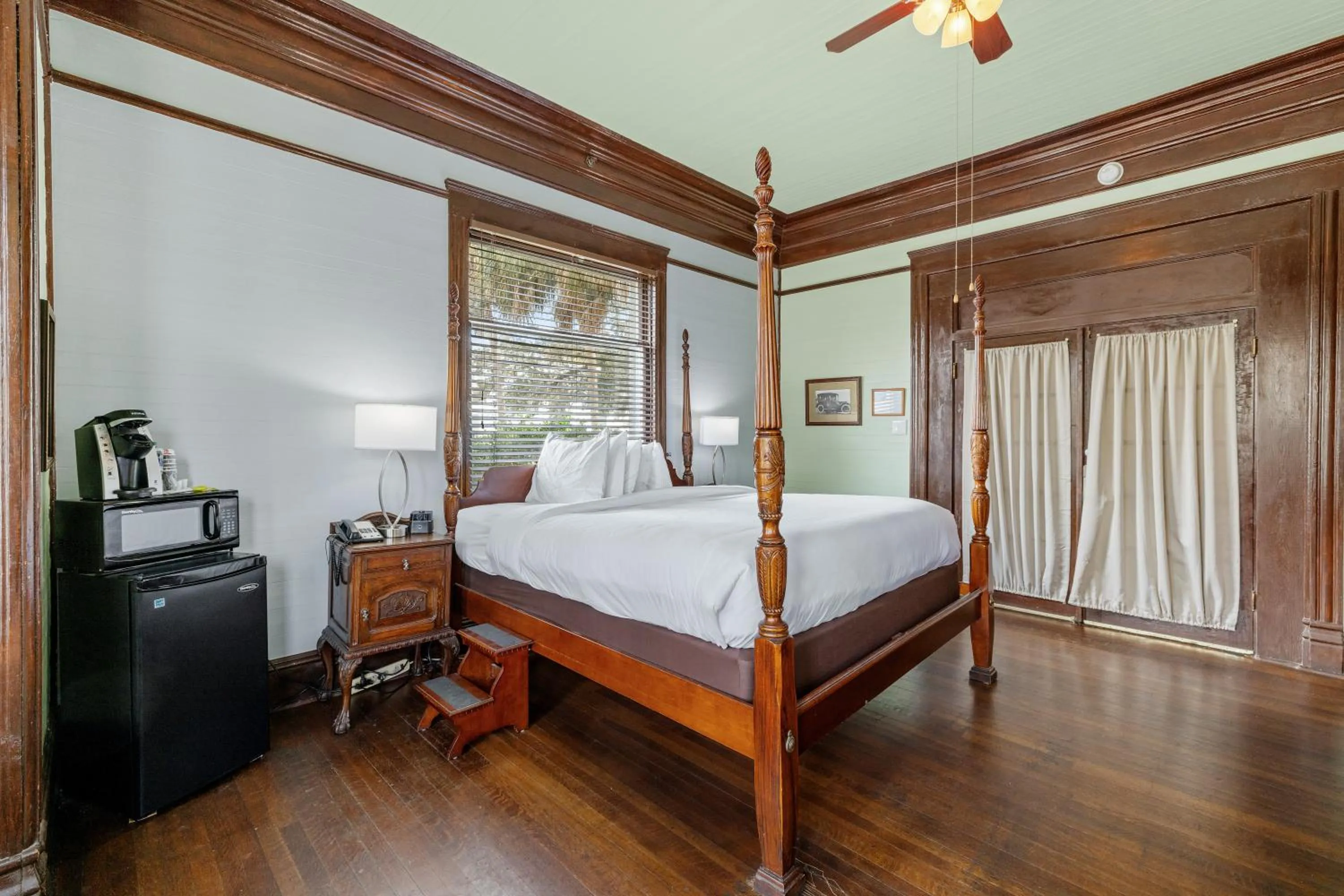 Bed in Coombs Inn & Suites