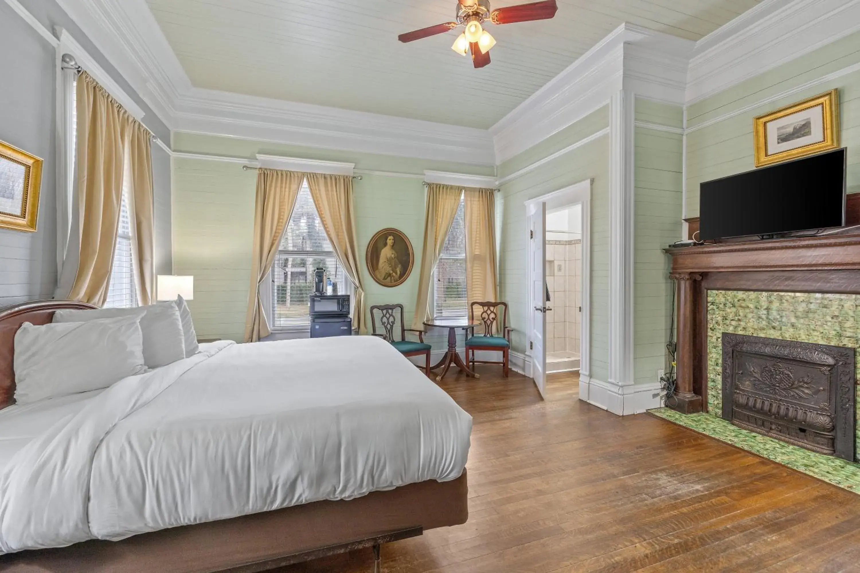 King Room - single occupancy - Non-Smoking in Coombs Inn & Suites King Room - single occupancy - Non-Smoking in Coombs Inn & Suites