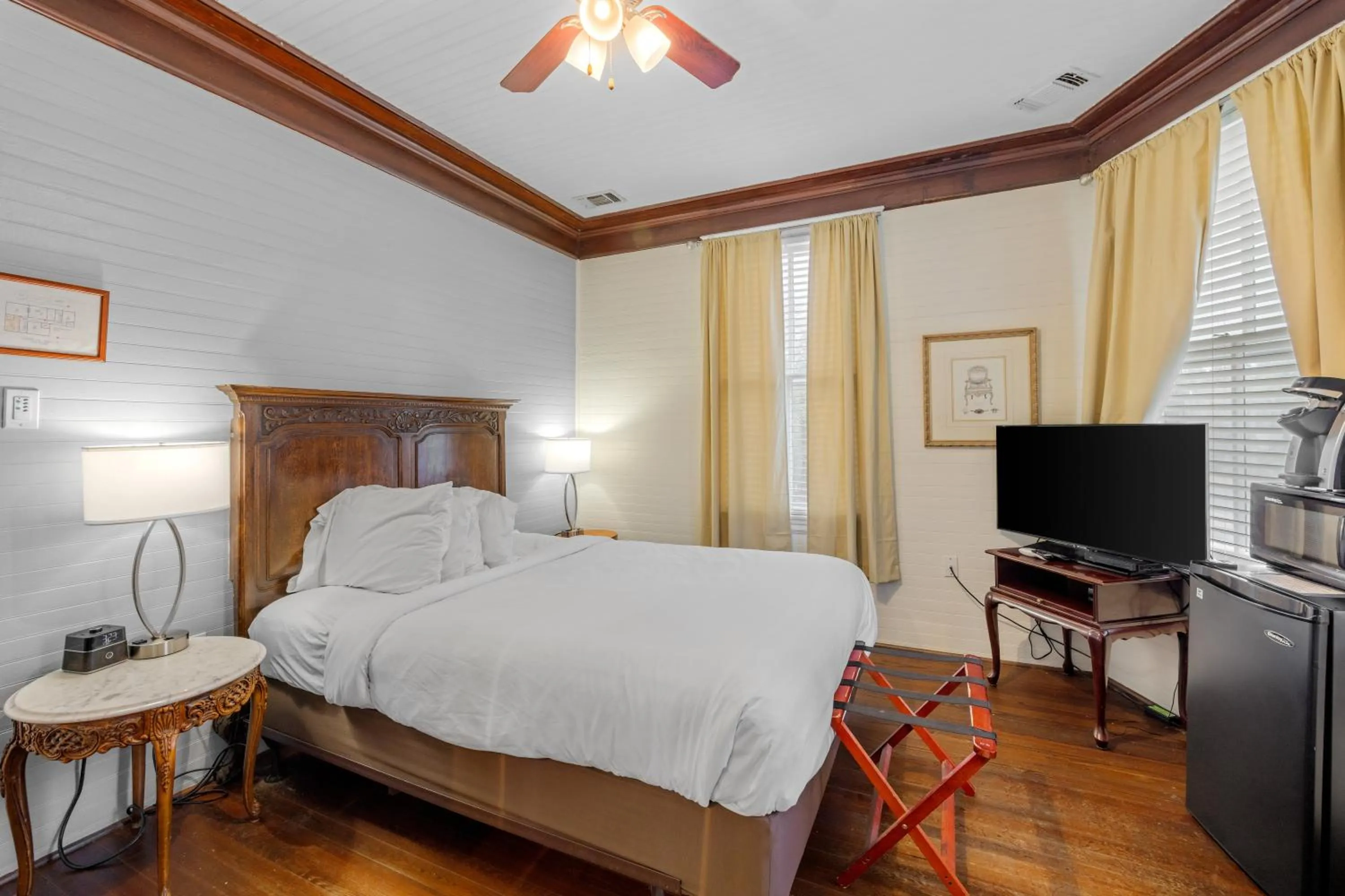 Bed in Coombs Inn & Suites