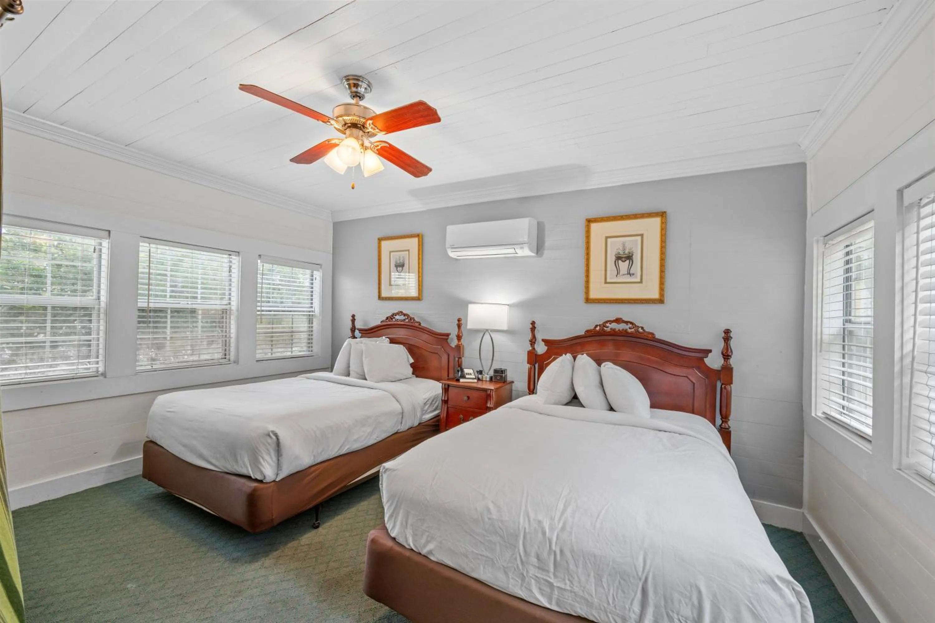 Bed in Coombs Inn & Suites