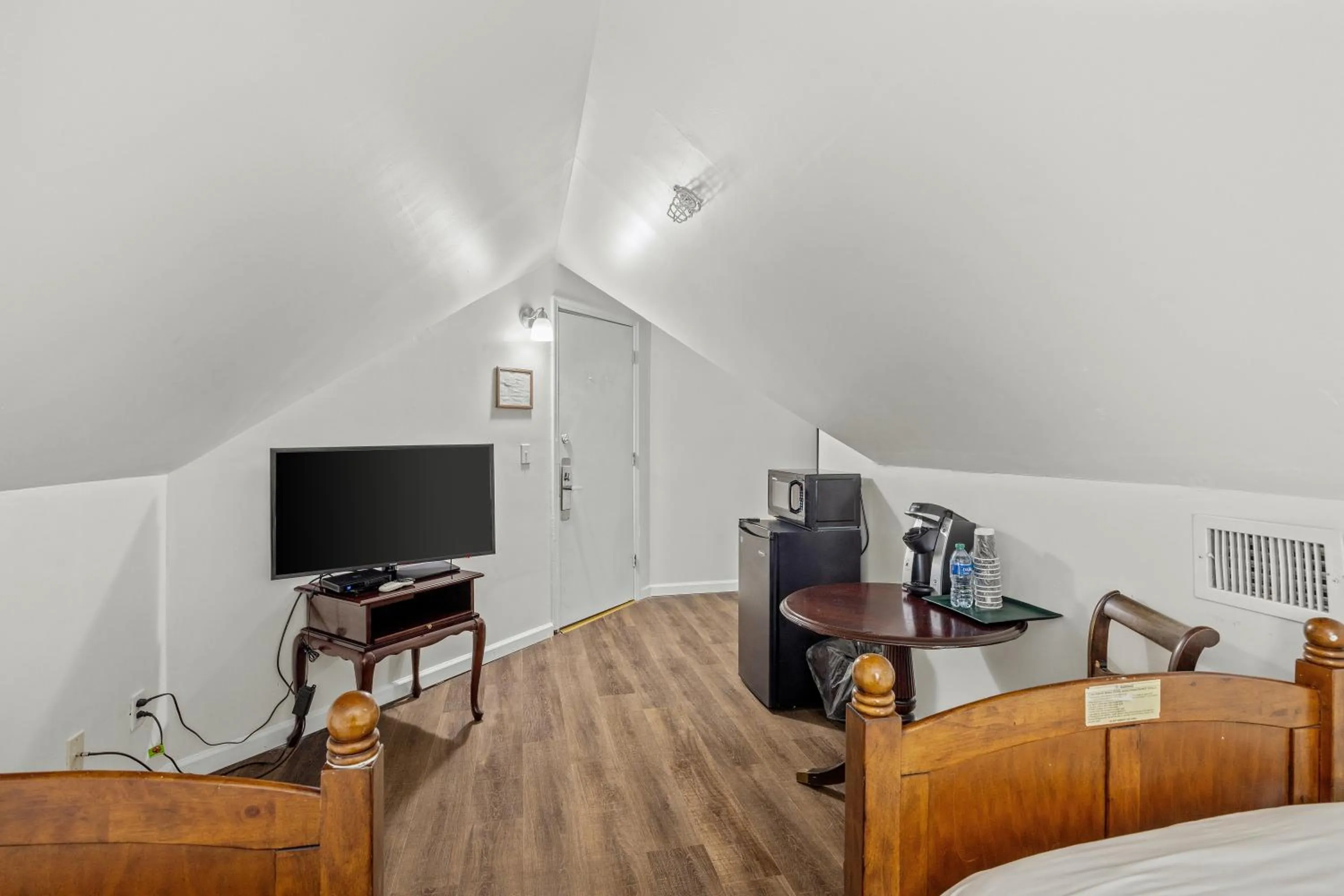 Bed in Coombs Inn & Suites