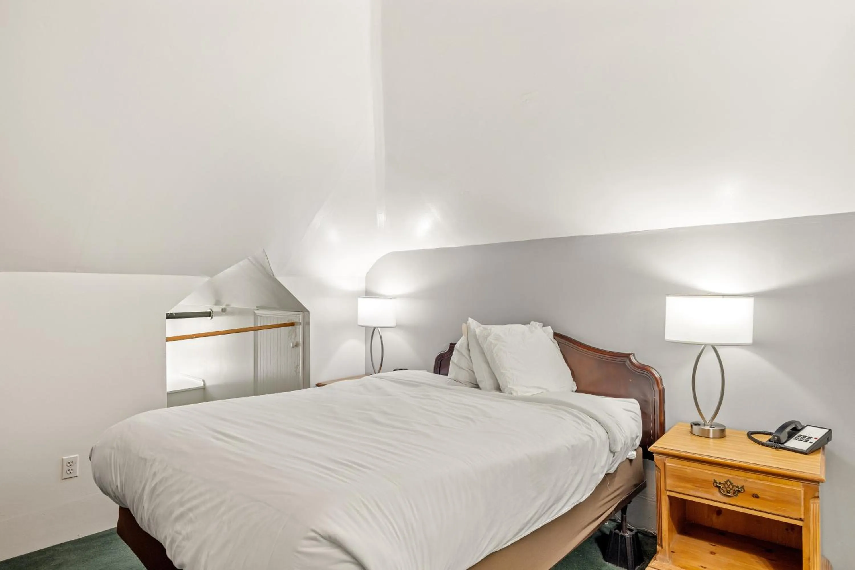 Bed in Coombs Inn & Suites