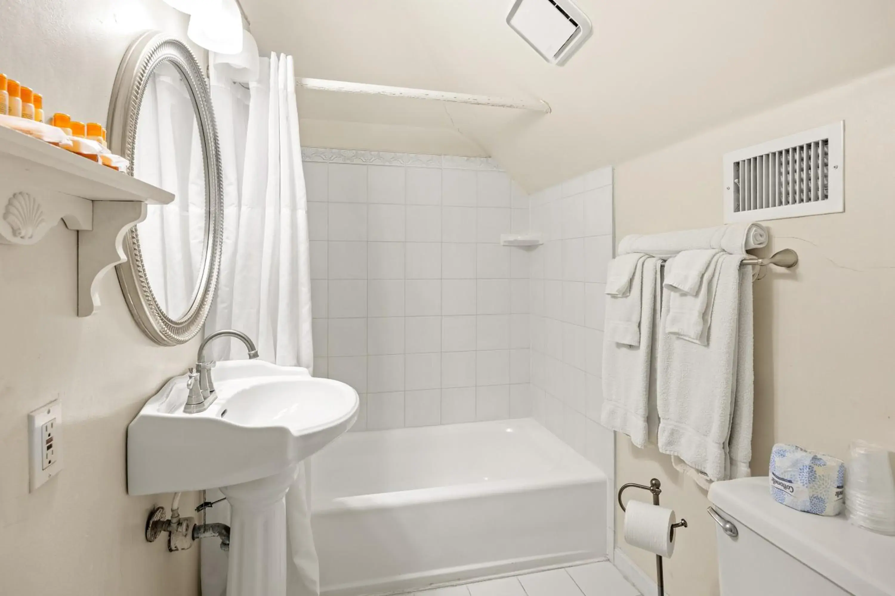 Standard Twin Room in Coombs Inn & Suites Standard Twin Room in Coombs Inn & Suites