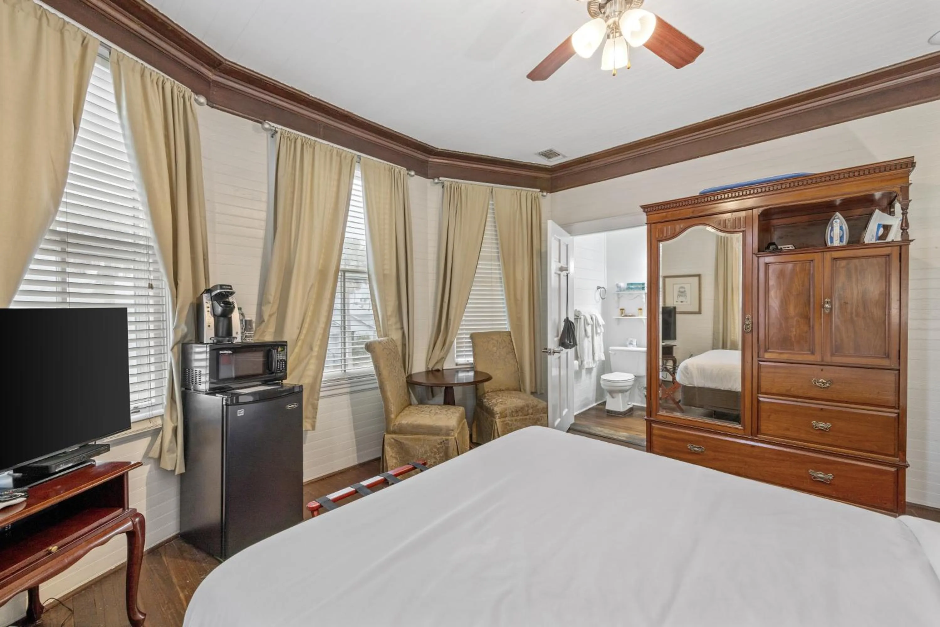 Bed in Coombs Inn & Suites