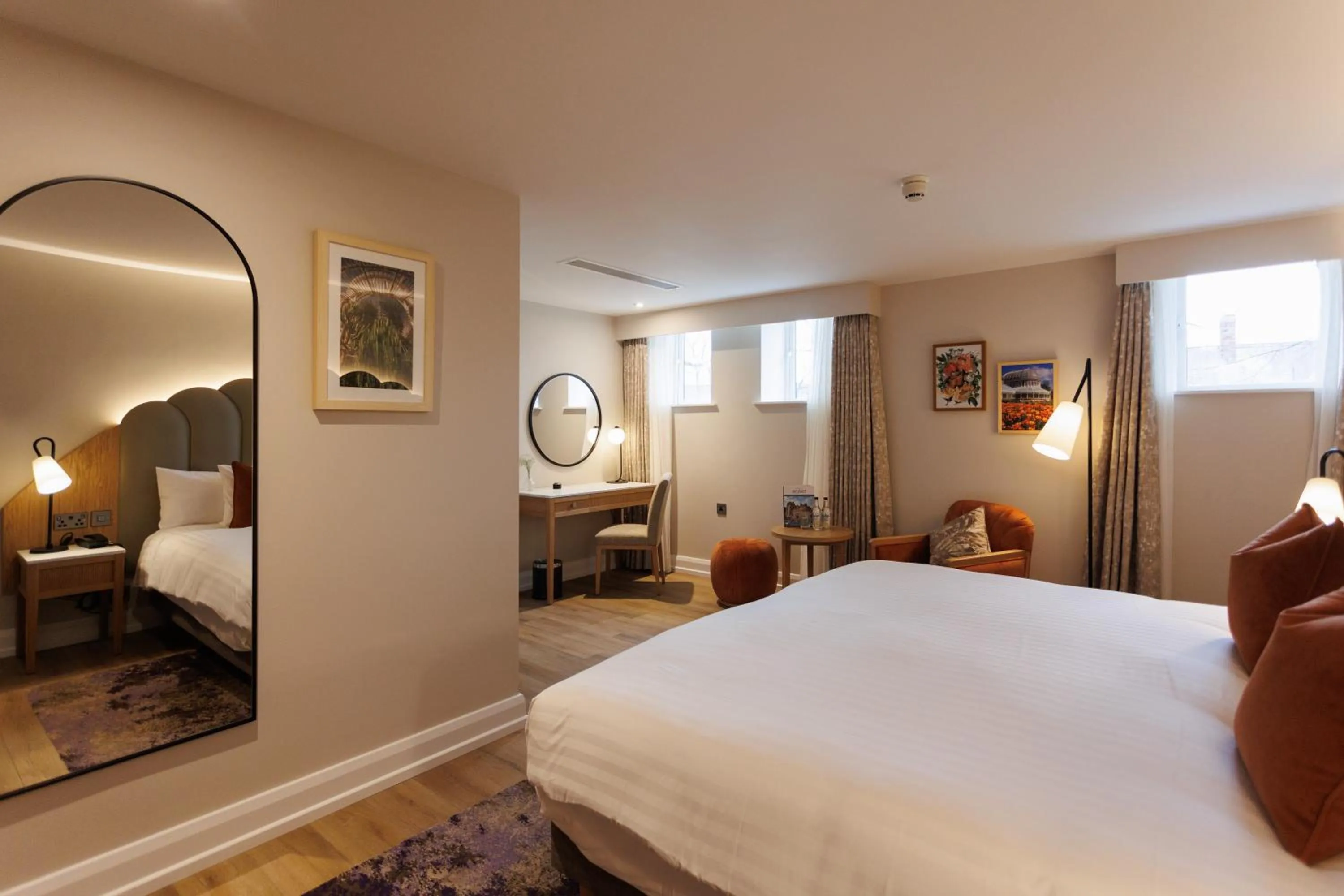 Photo of the whole room, Bed in The Malone Hotel