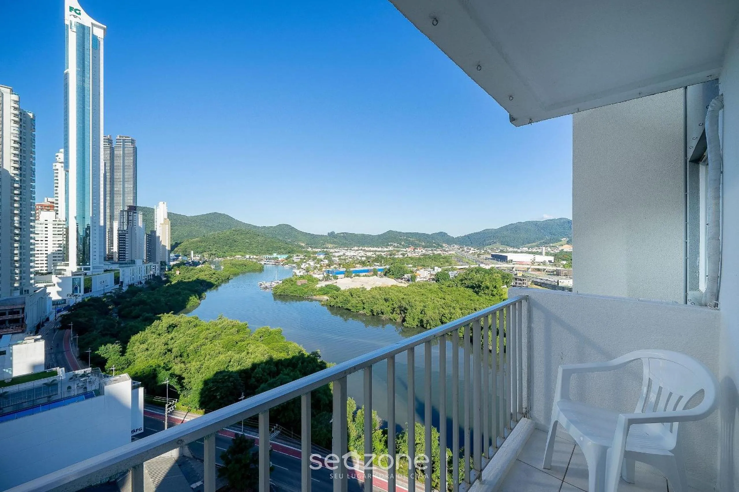 Balcony/Terrace in Apto 2Q 100m da praia em Balneário Camboriú ESD143