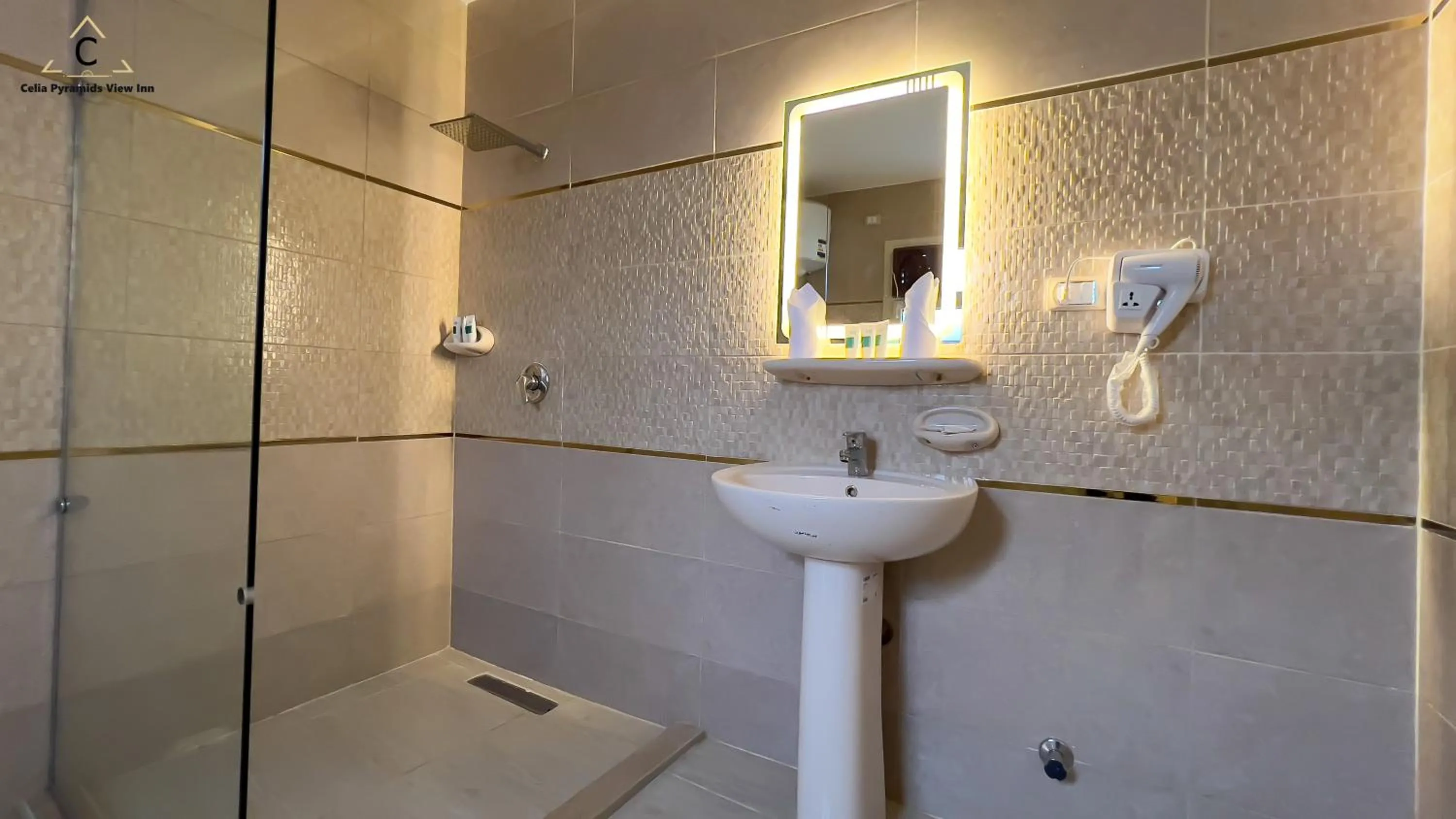 Shower in Celia Pyramids View inn