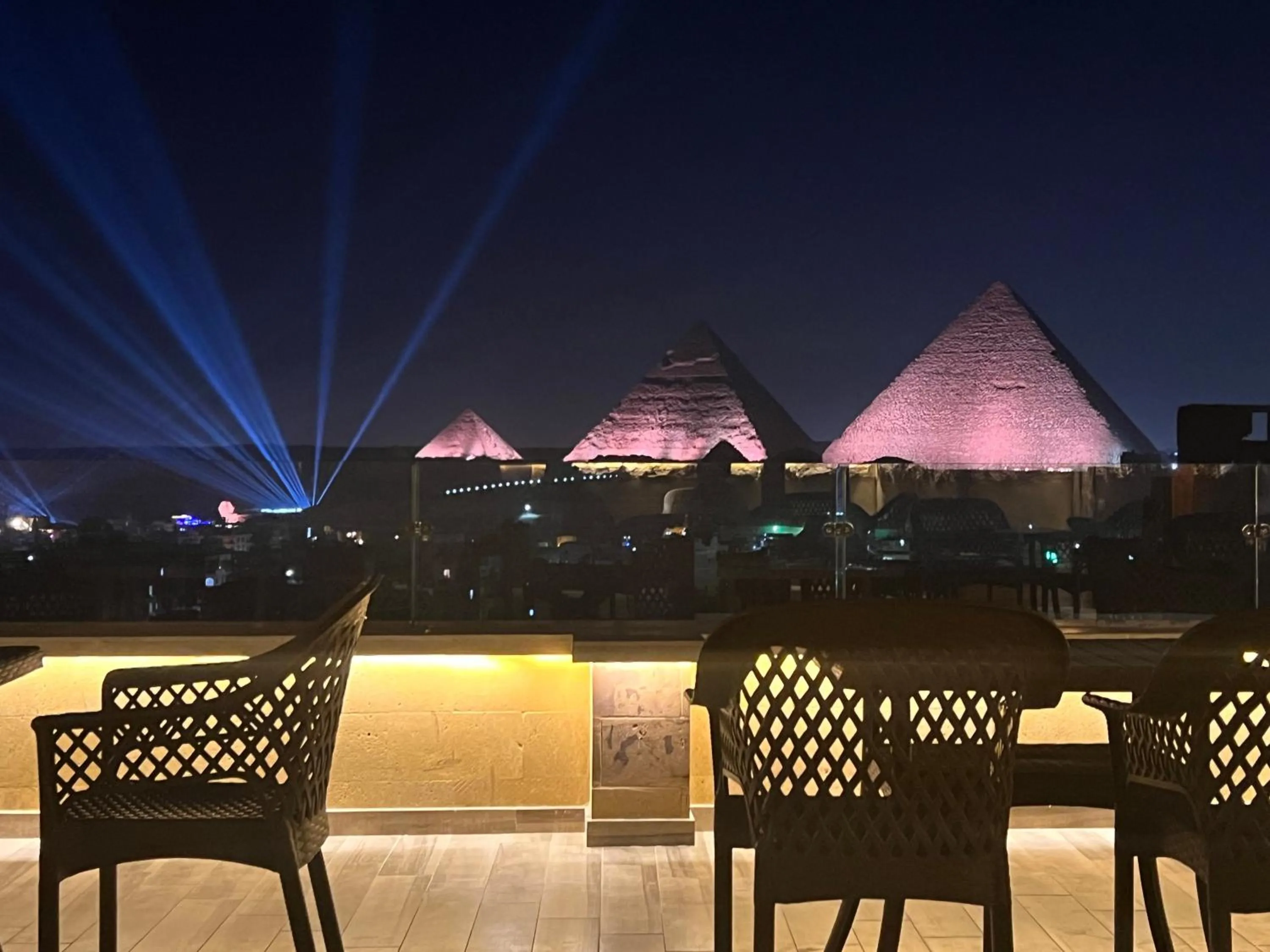 Restaurant/places to eat in Celia Pyramids View inn