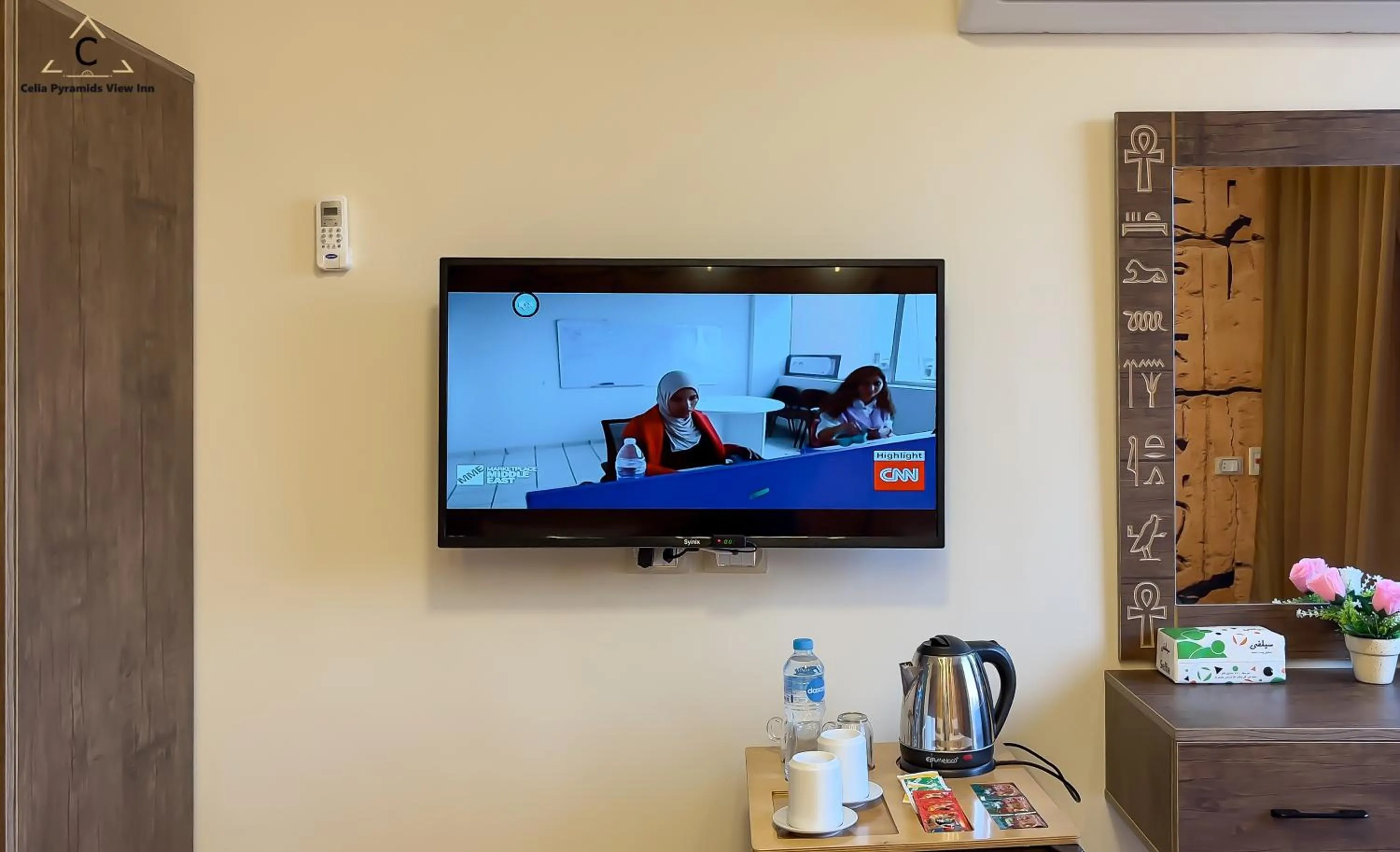 Communal lounge/ TV room in Celia Pyramids View inn