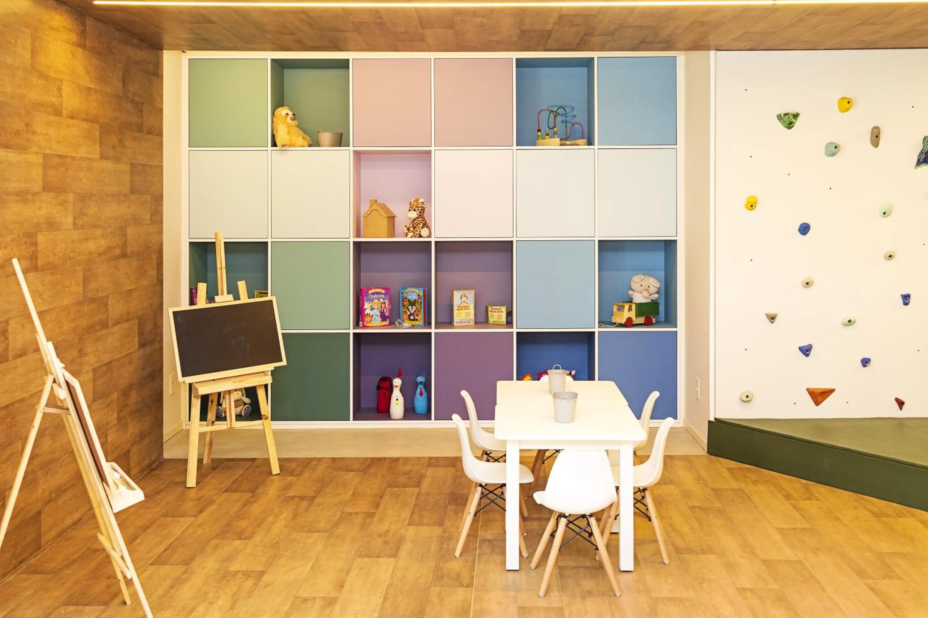 Kids's club in White 2880 - Pinheiros