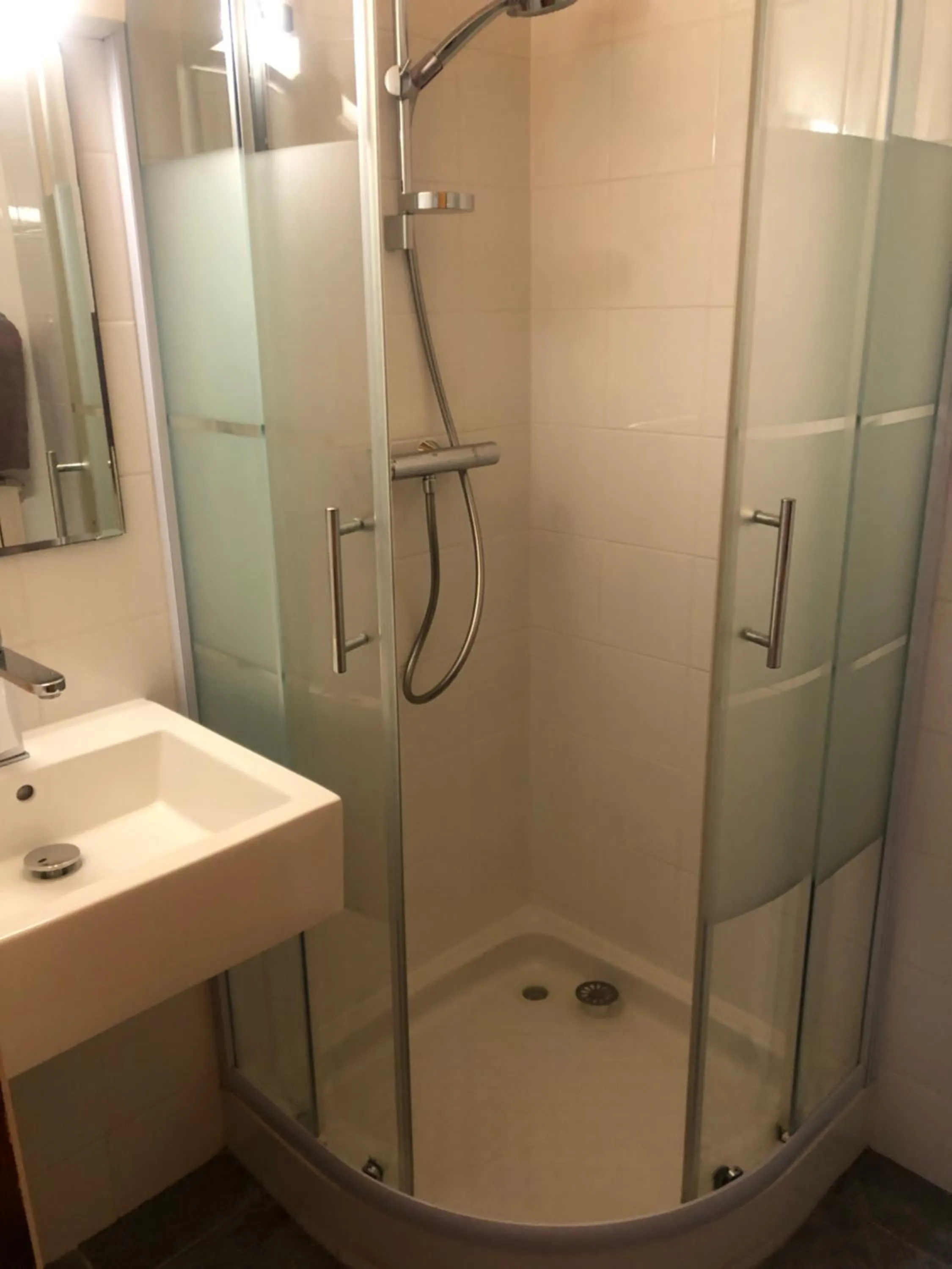 Shower in Hôtel la Kinkerne