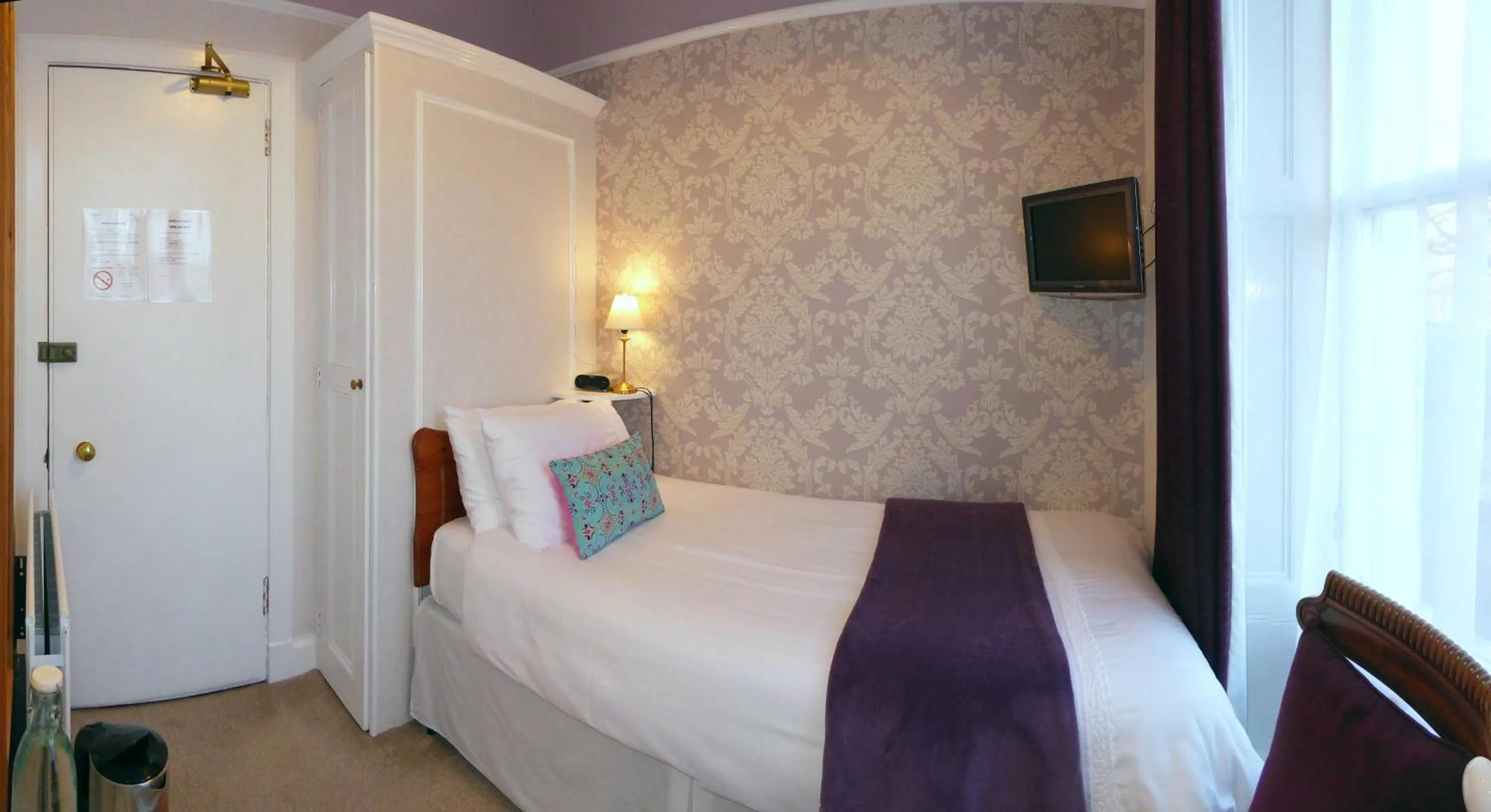 Photo of the whole room, Bed in Crioch Guest House