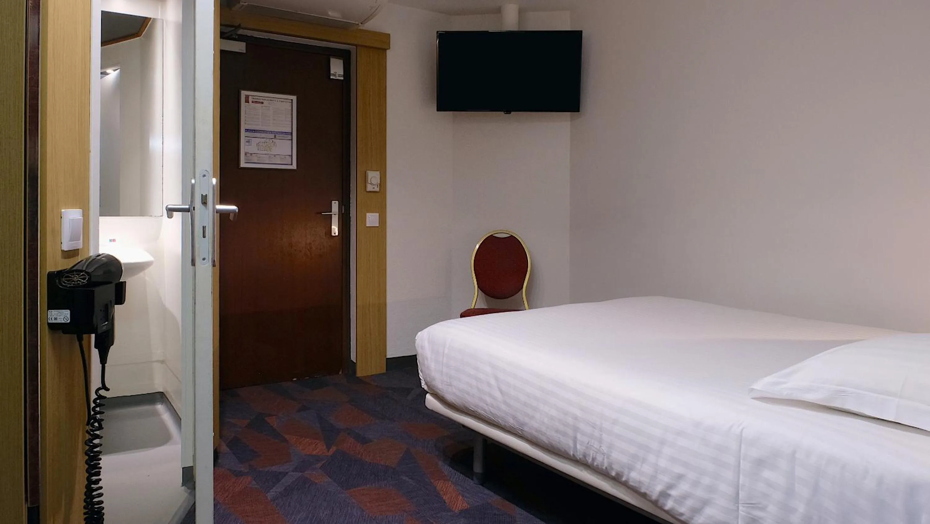 Photo of the whole room, Bed in In Hotel Nancy Frouard