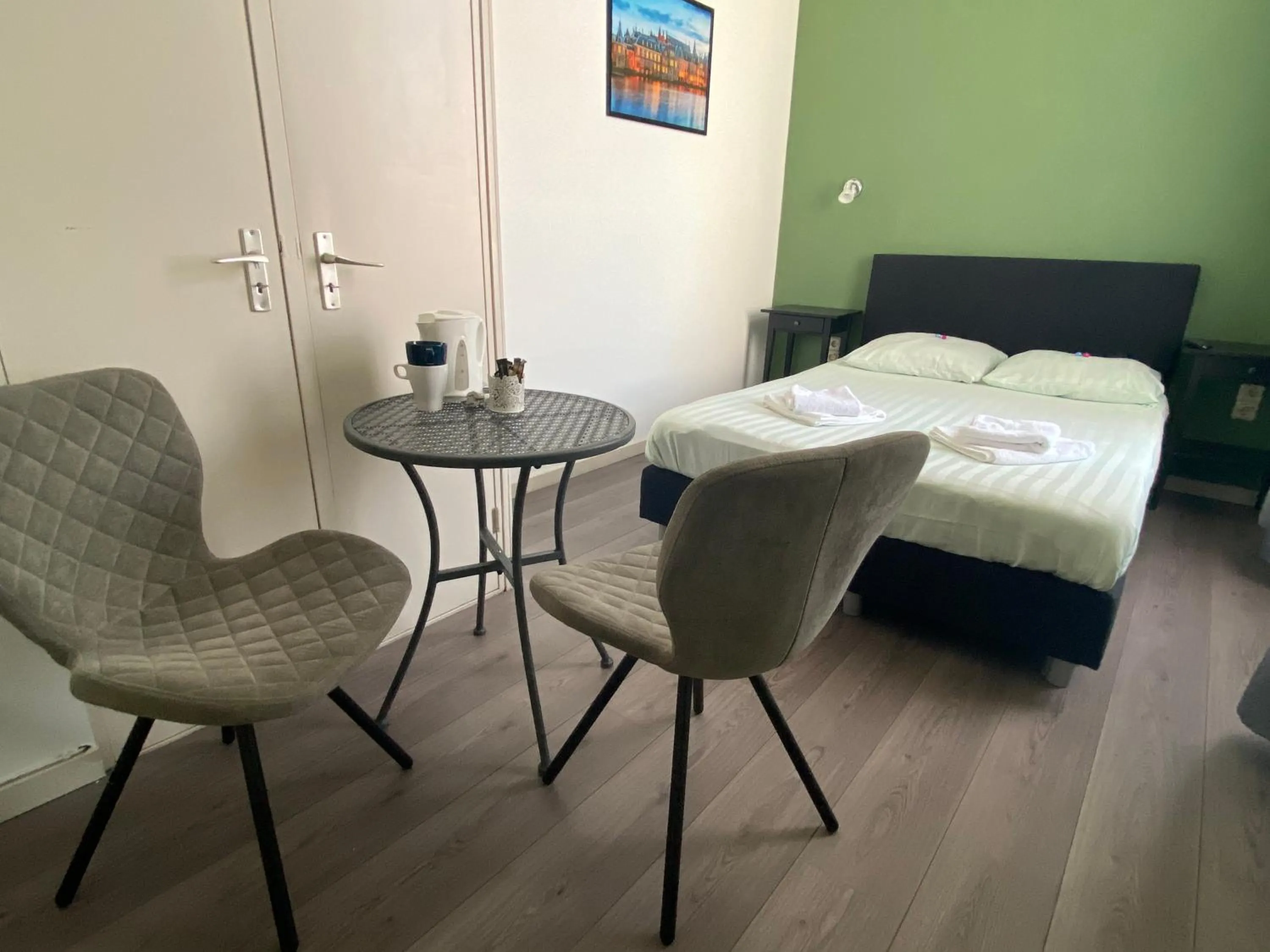 Seating area, Bed in Hotel 't Sonnehuys