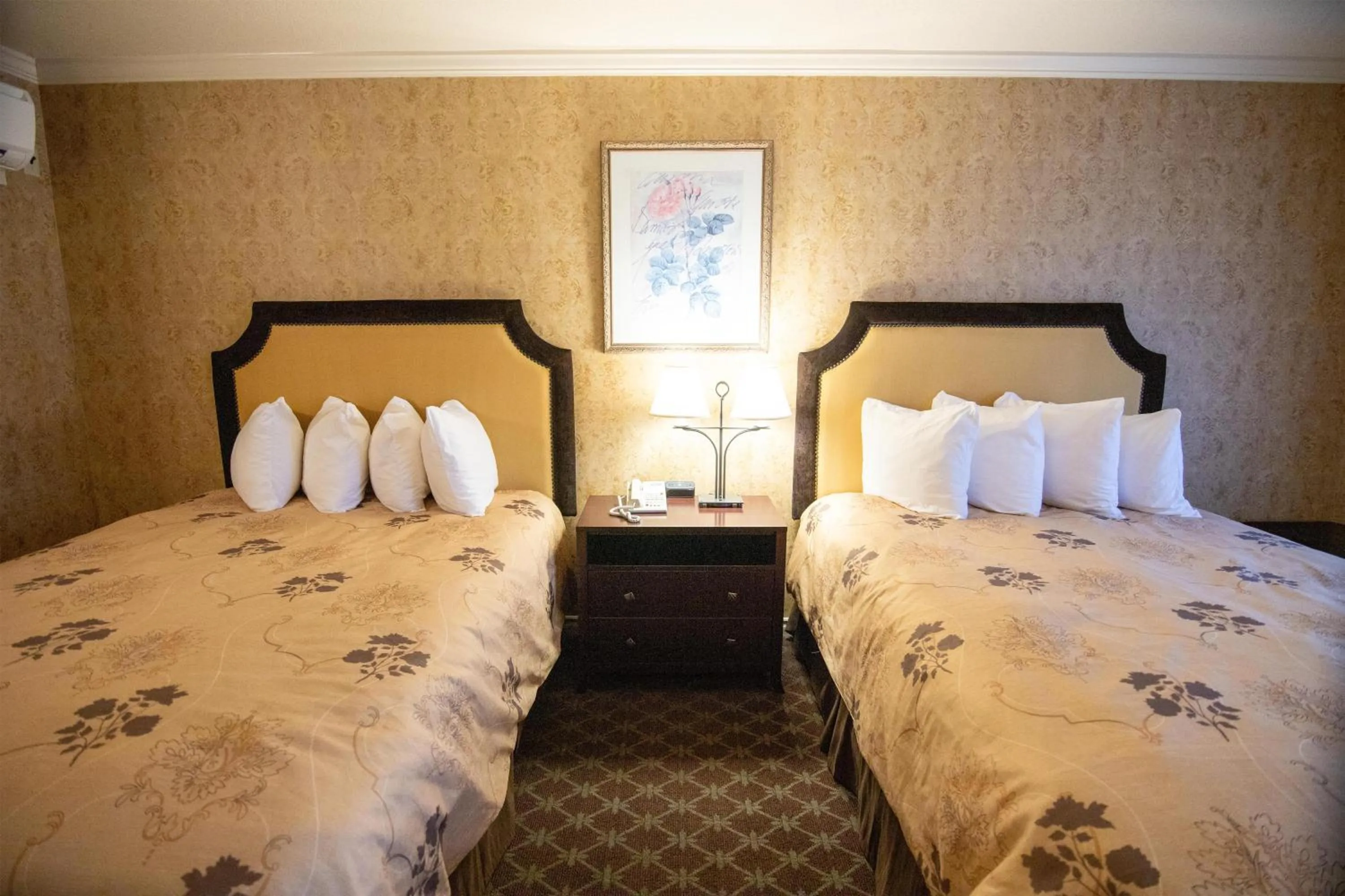 Bedroom, Bed in The Bard's Inn - BW Signature Collection by Best Western