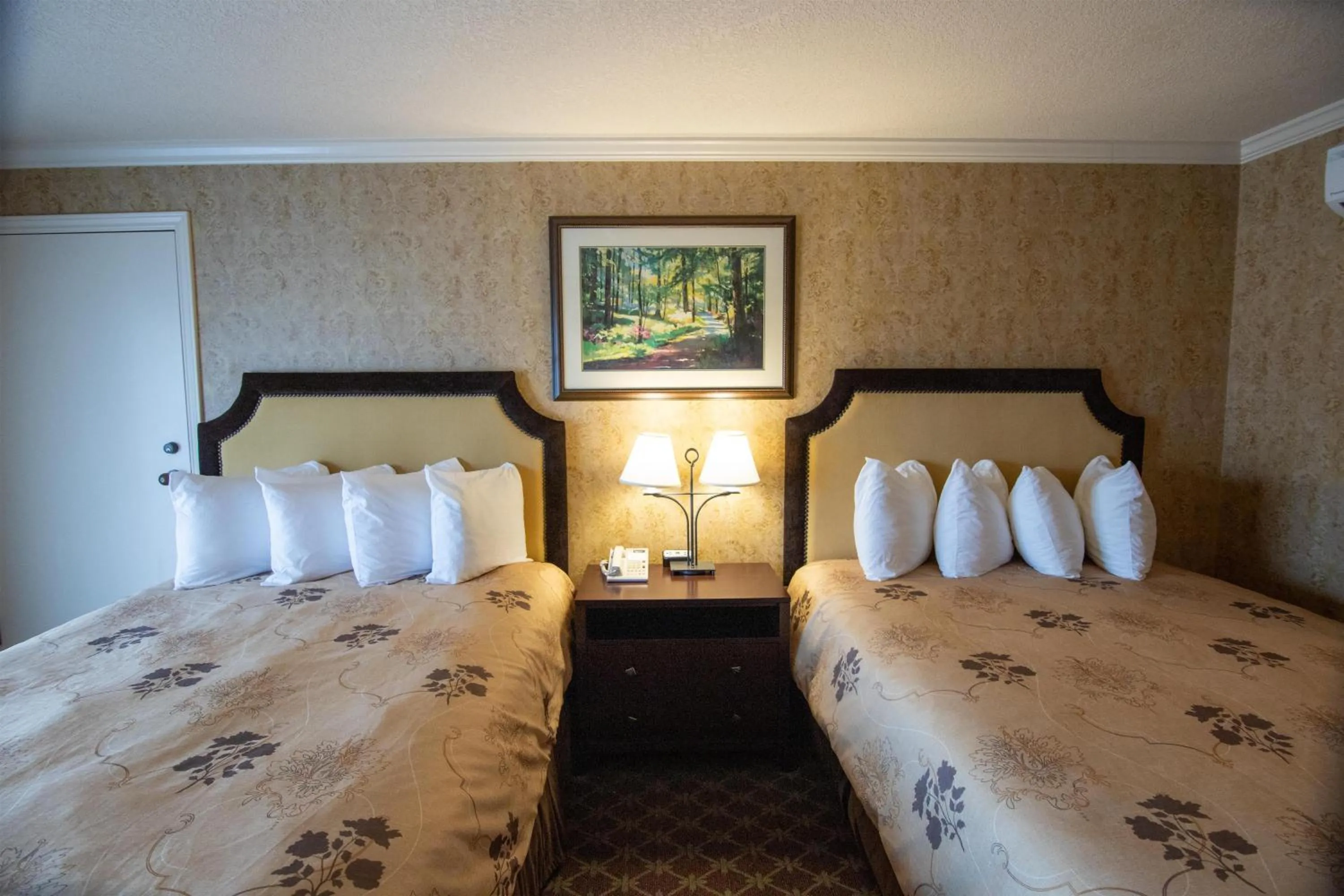 Bedroom, Bed in The Bard's Inn - BW Signature Collection by Best Western