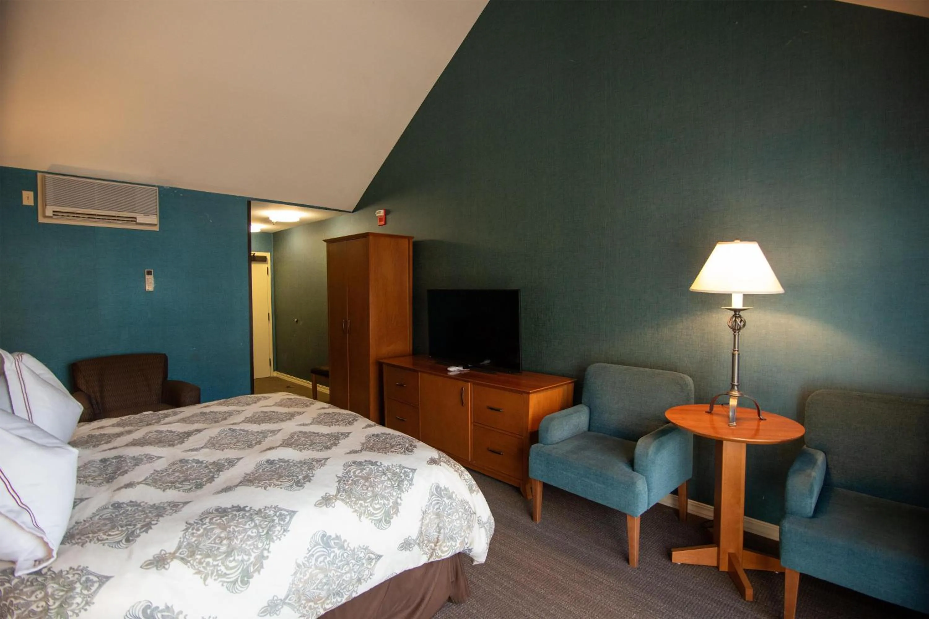 Bedroom, Bed in The Bard's Inn - BW Signature Collection by Best Western