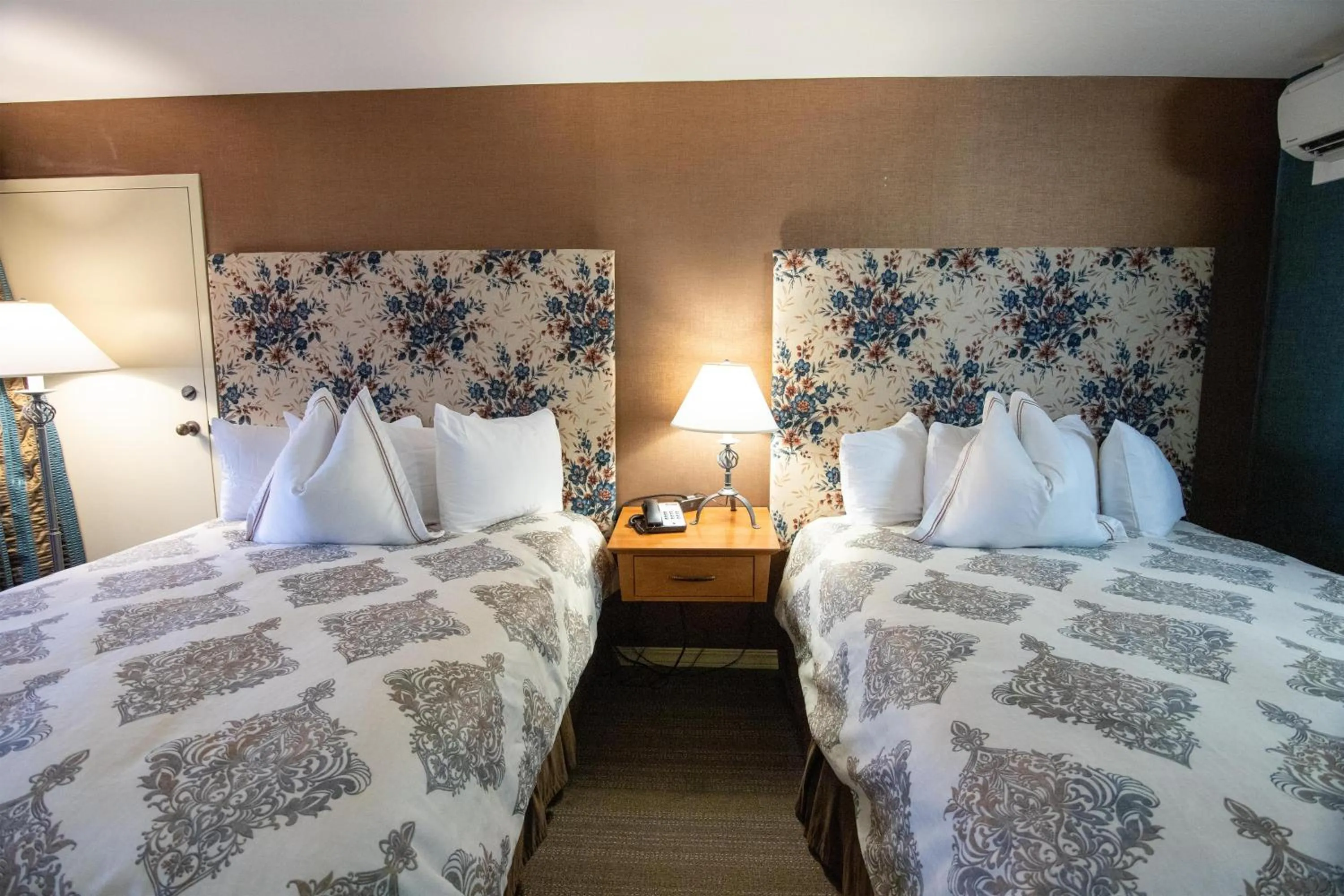 Bedroom, Bed in The Bard's Inn - BW Signature Collection by Best Western