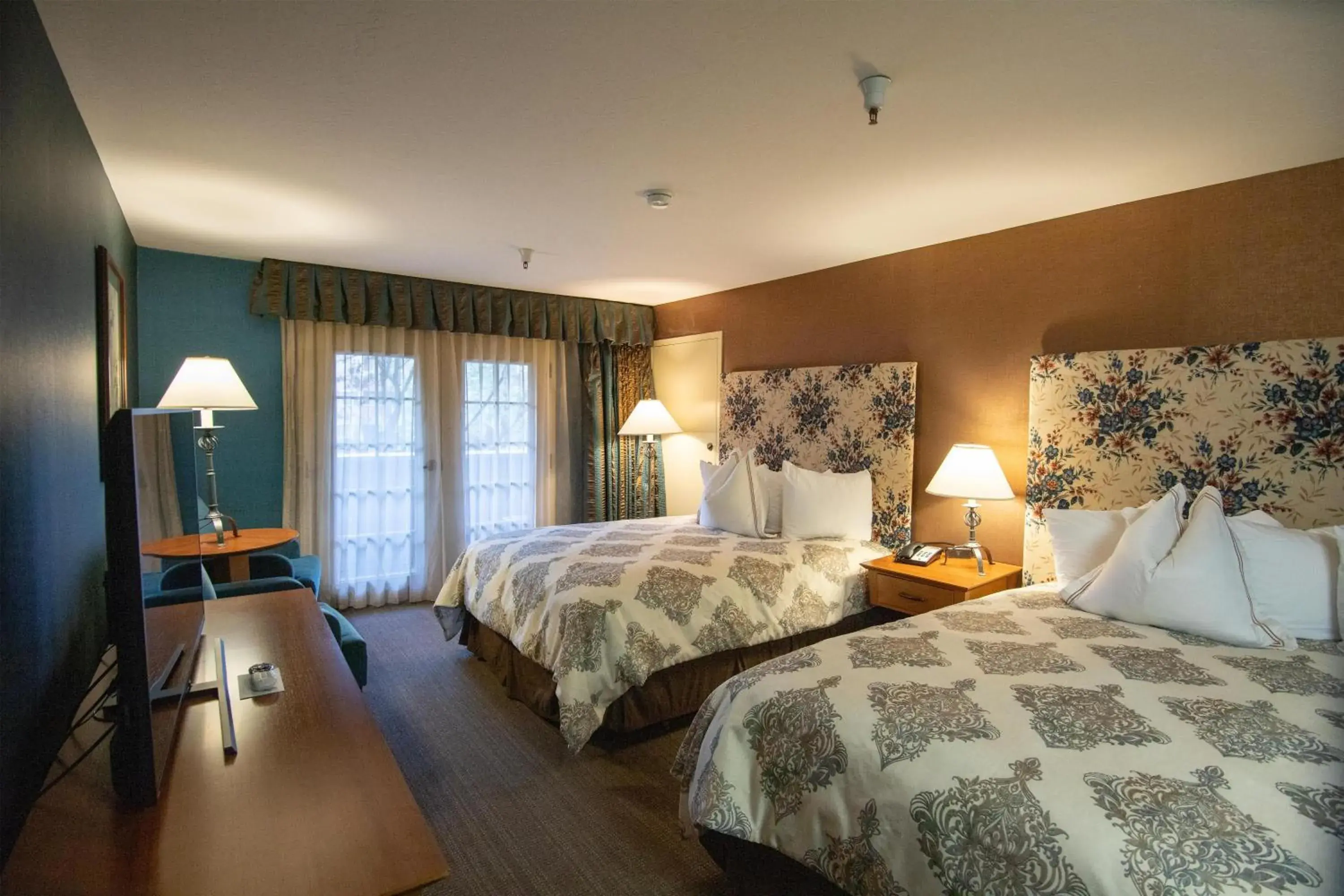 Bedroom, Bed in The Bard's Inn - BW Signature Collection by Best Western Bedroom, Bed in The Bard's Inn - BW Signature Collection by Best Western