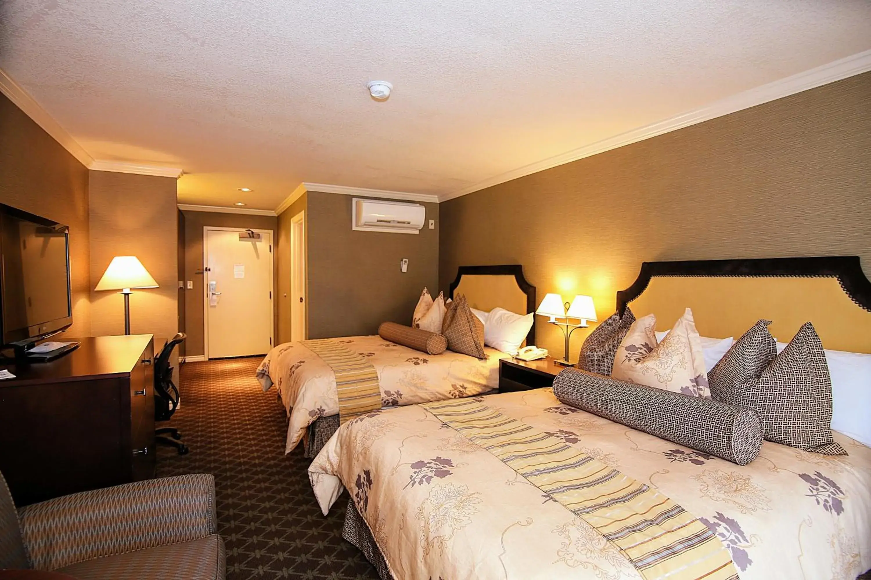 Seating area, Bed in The Bard's Inn - BW Signature Collection by Best Western Seating area, Bed in The Bard's Inn - BW Signature Collection by Best Western