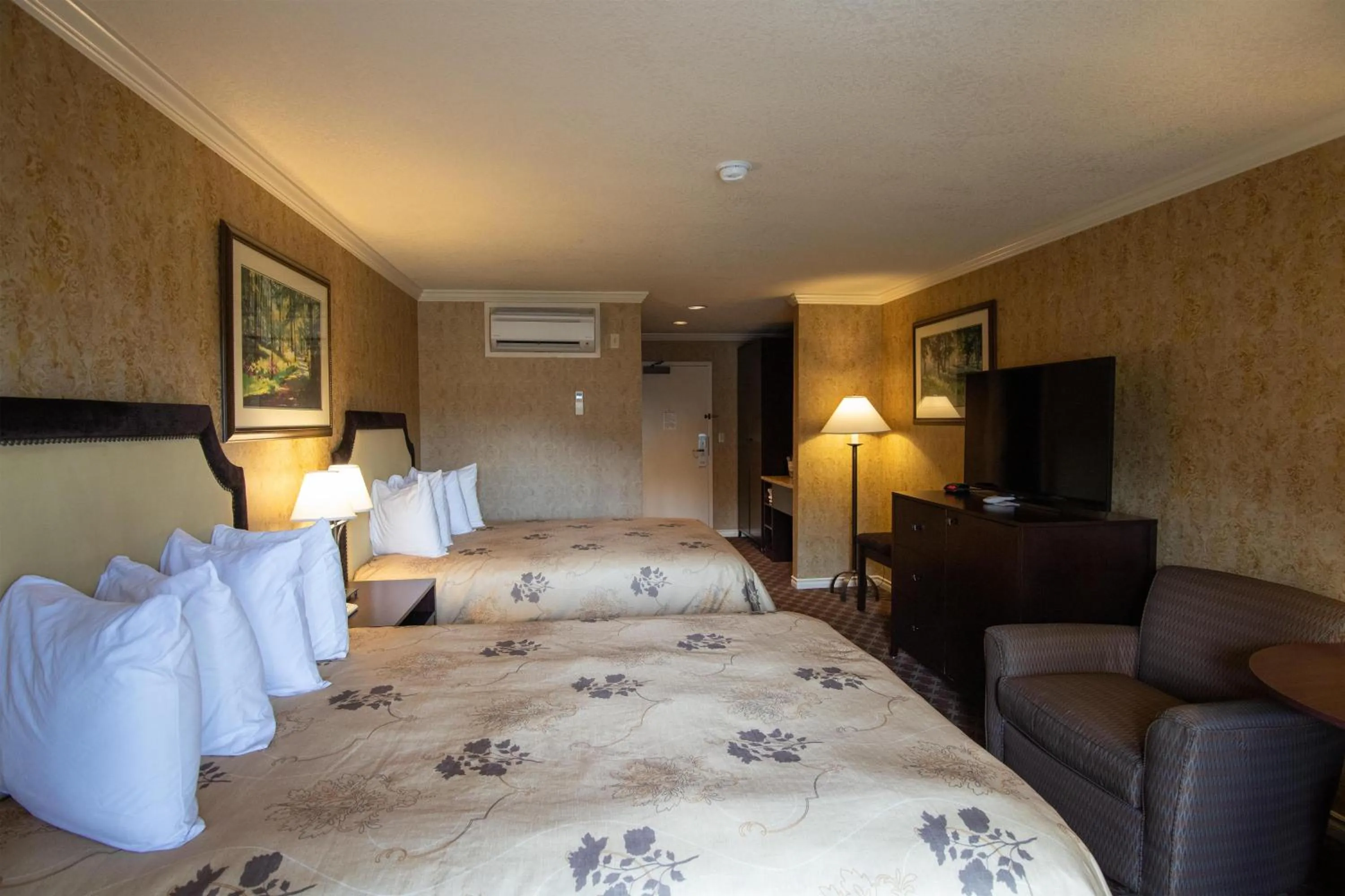 Bedroom, Bed in The Bard's Inn - BW Signature Collection by Best Western