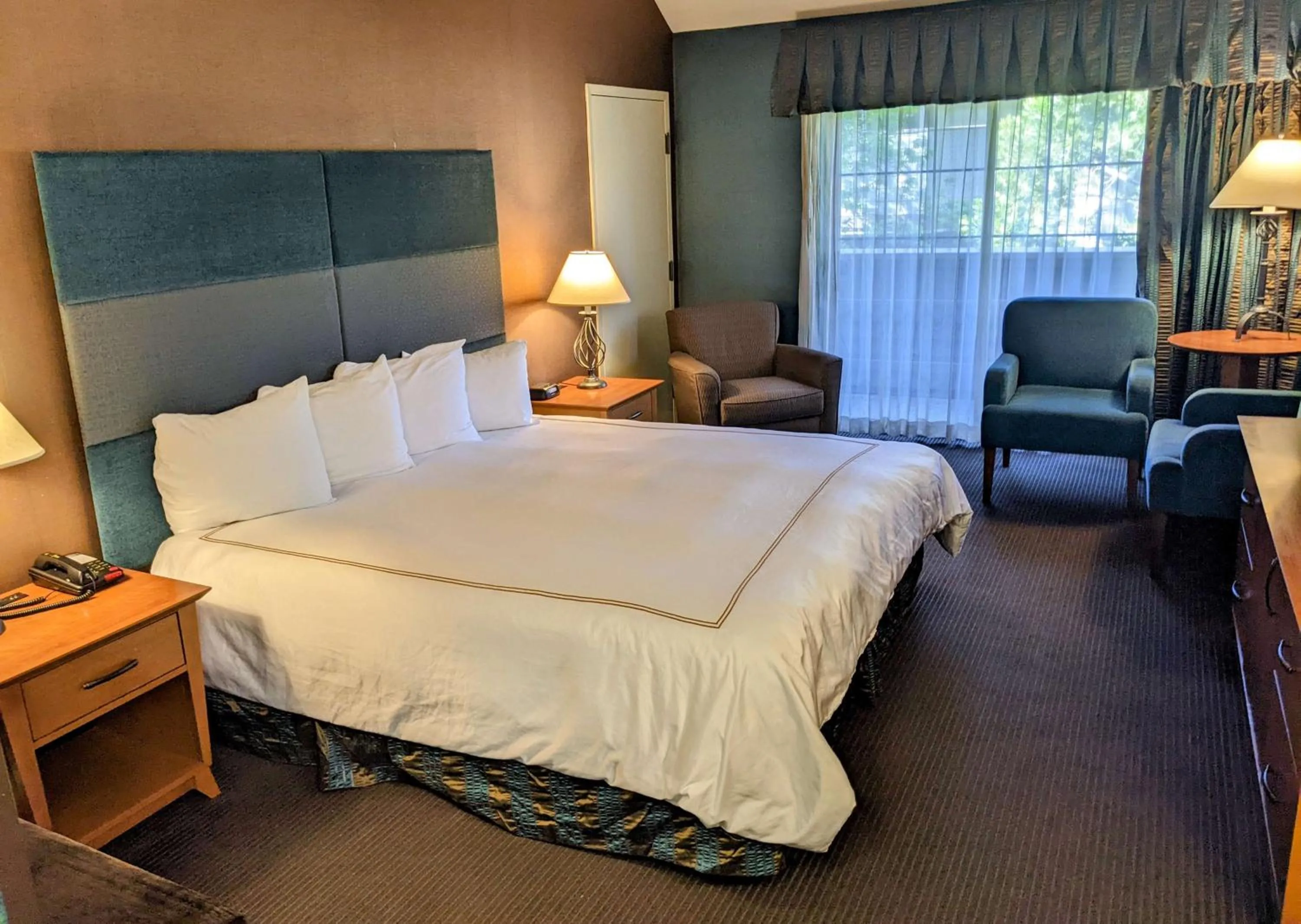 Bedroom, Bed in The Bard's Inn - BW Signature Collection by Best Western