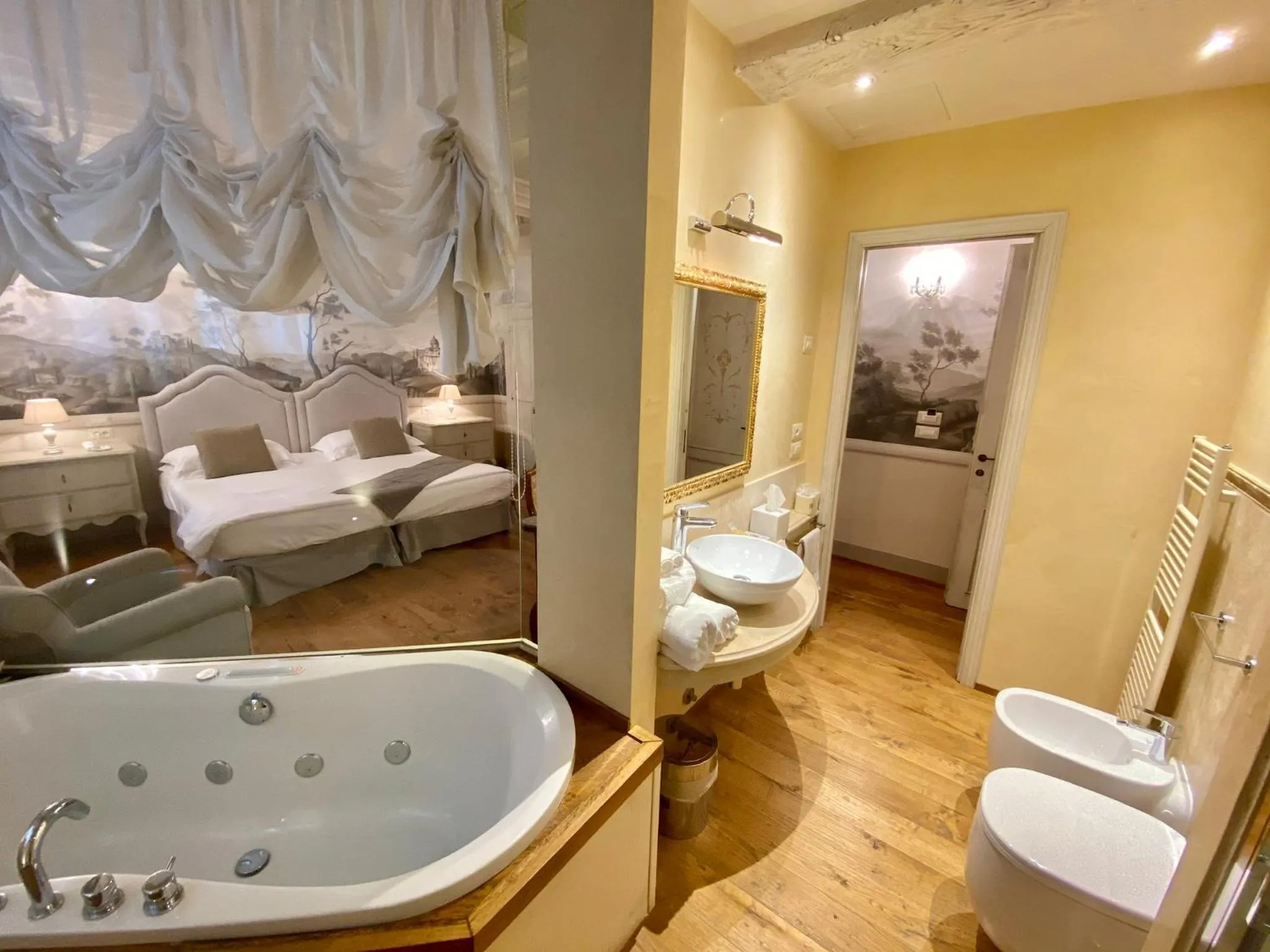 Hot Tub, Bed in La Corte Di Ambra