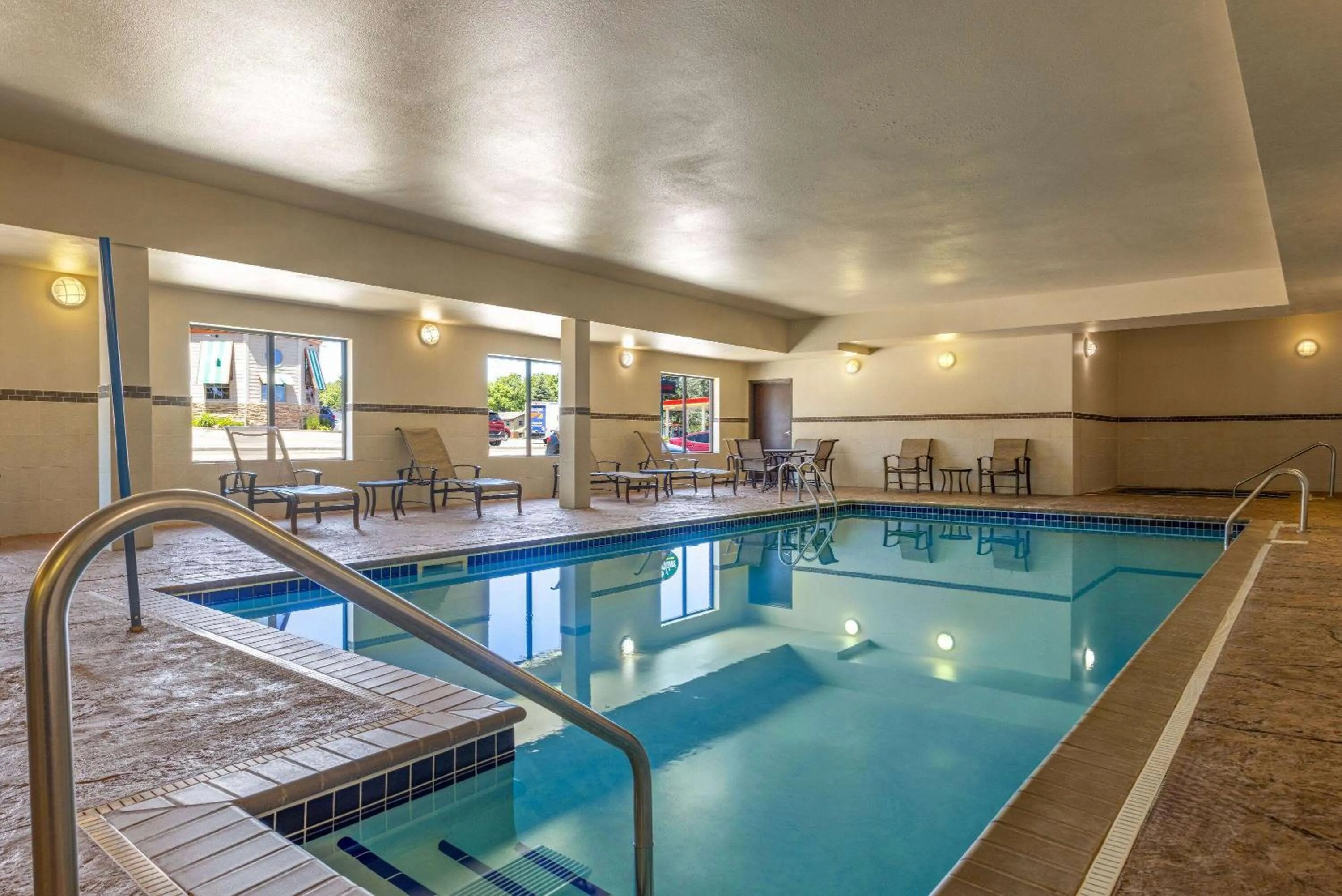 Swimming pool in La Quinta by Wyndham Sioux Falls