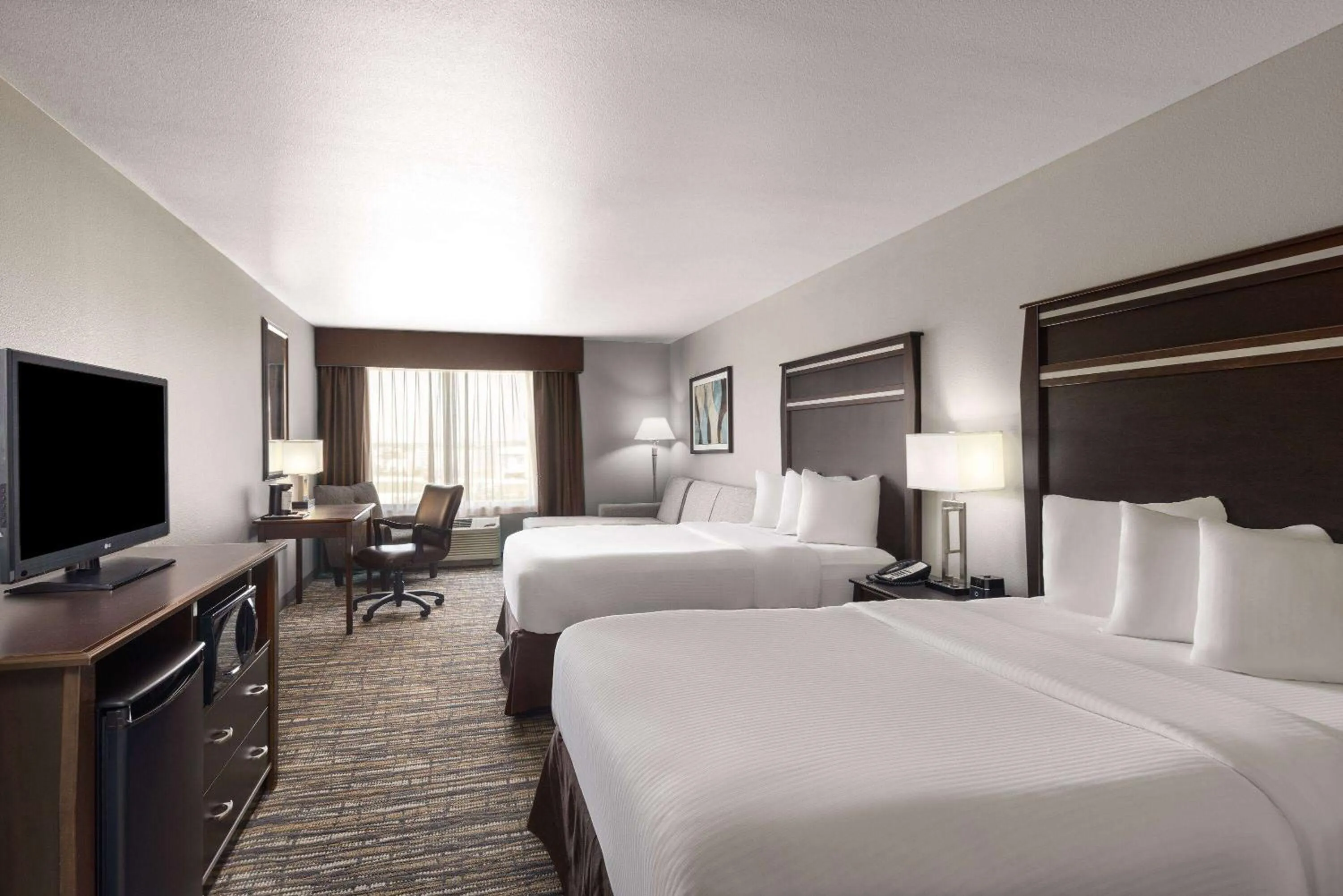 Photo of the whole room, Bed in La Quinta by Wyndham Sioux Falls