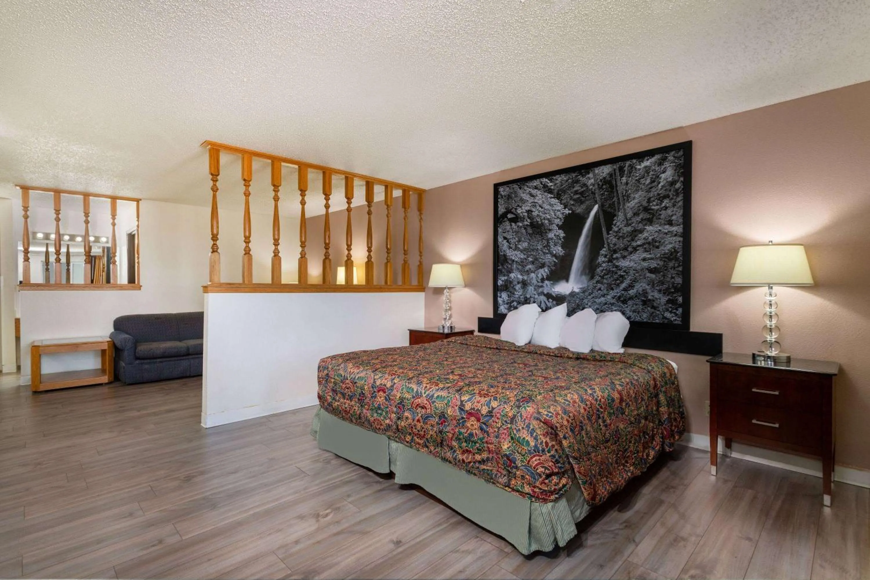 Photo of the whole room, Bed in Super 8 by Wyndham Pendleton