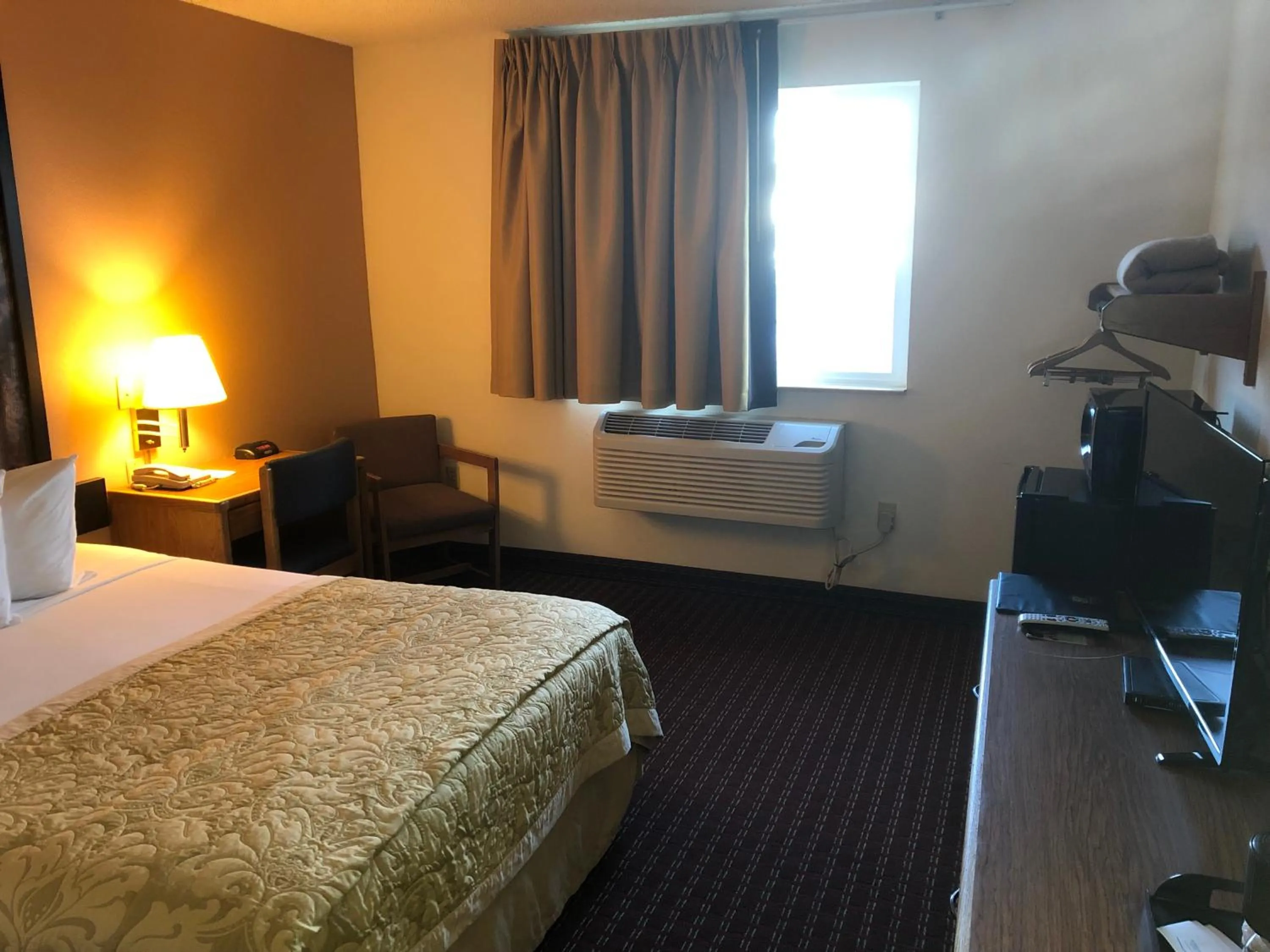 Photo of the whole room, Bed in Super 8 by Wyndham Pendleton