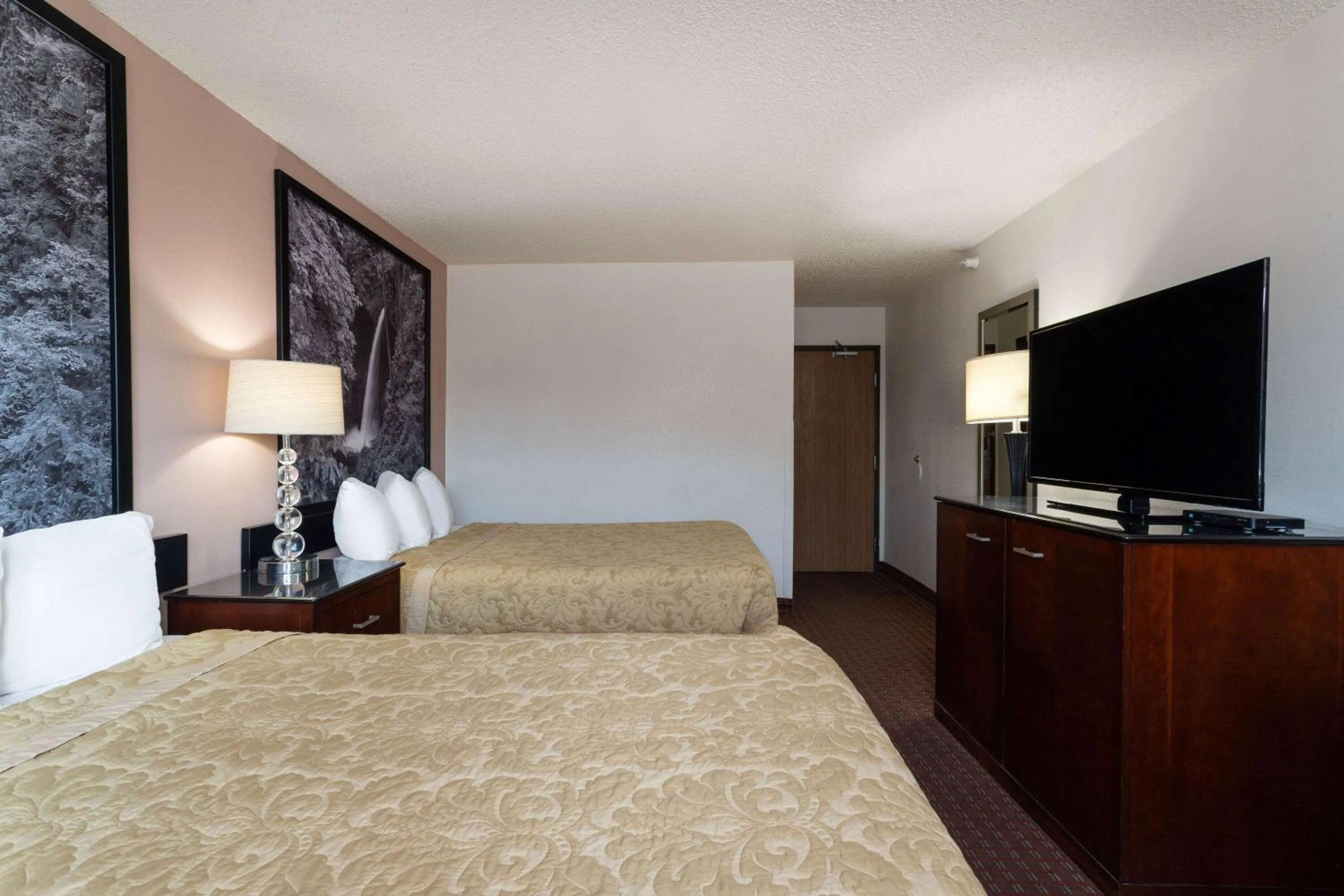 Photo of the whole room, Bed in Super 8 by Wyndham Pendleton