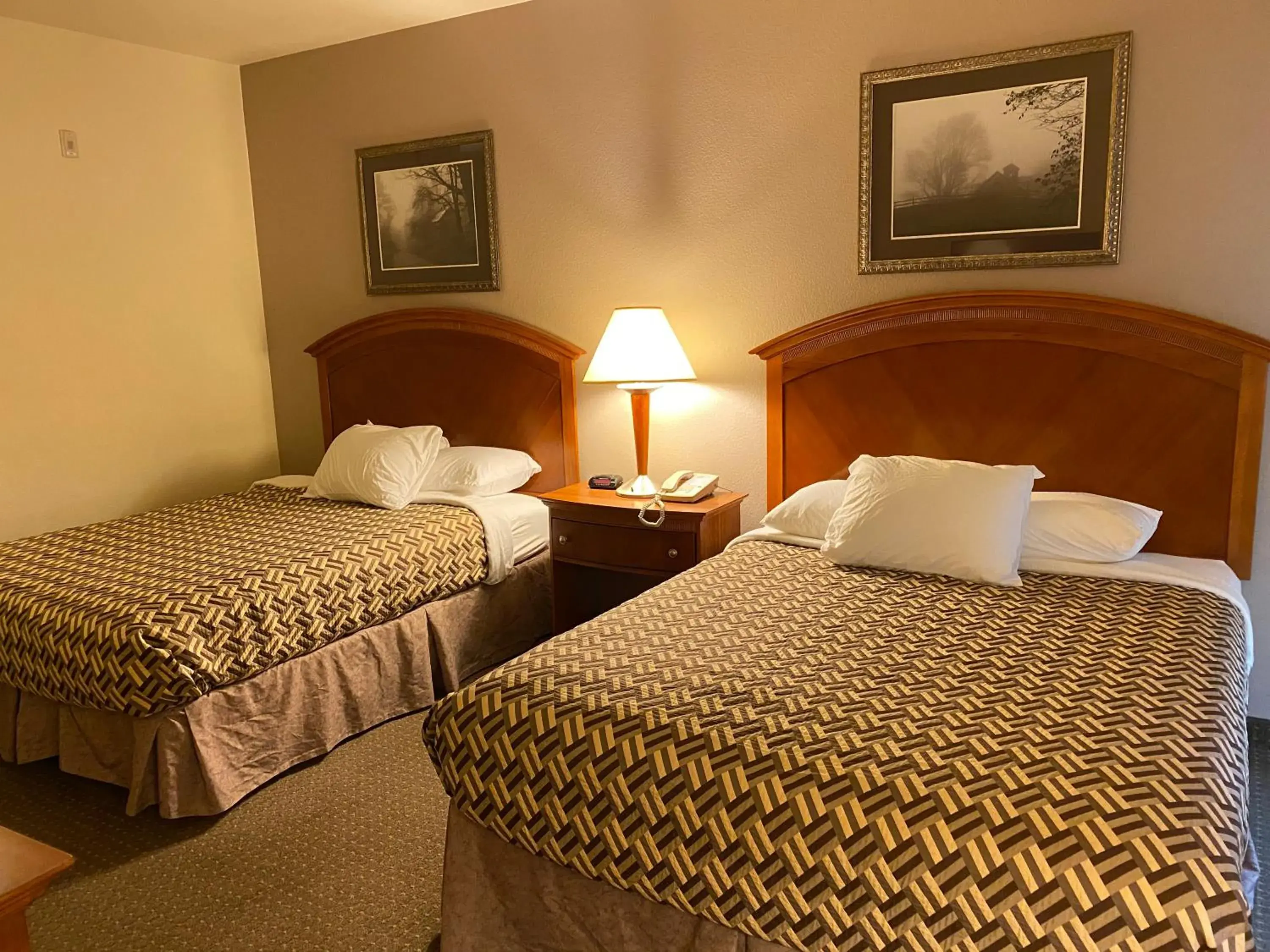 Bed in A Riverside Inn Travelodge by Wyndham Bed in A Riverside Inn Travelodge by Wyndham