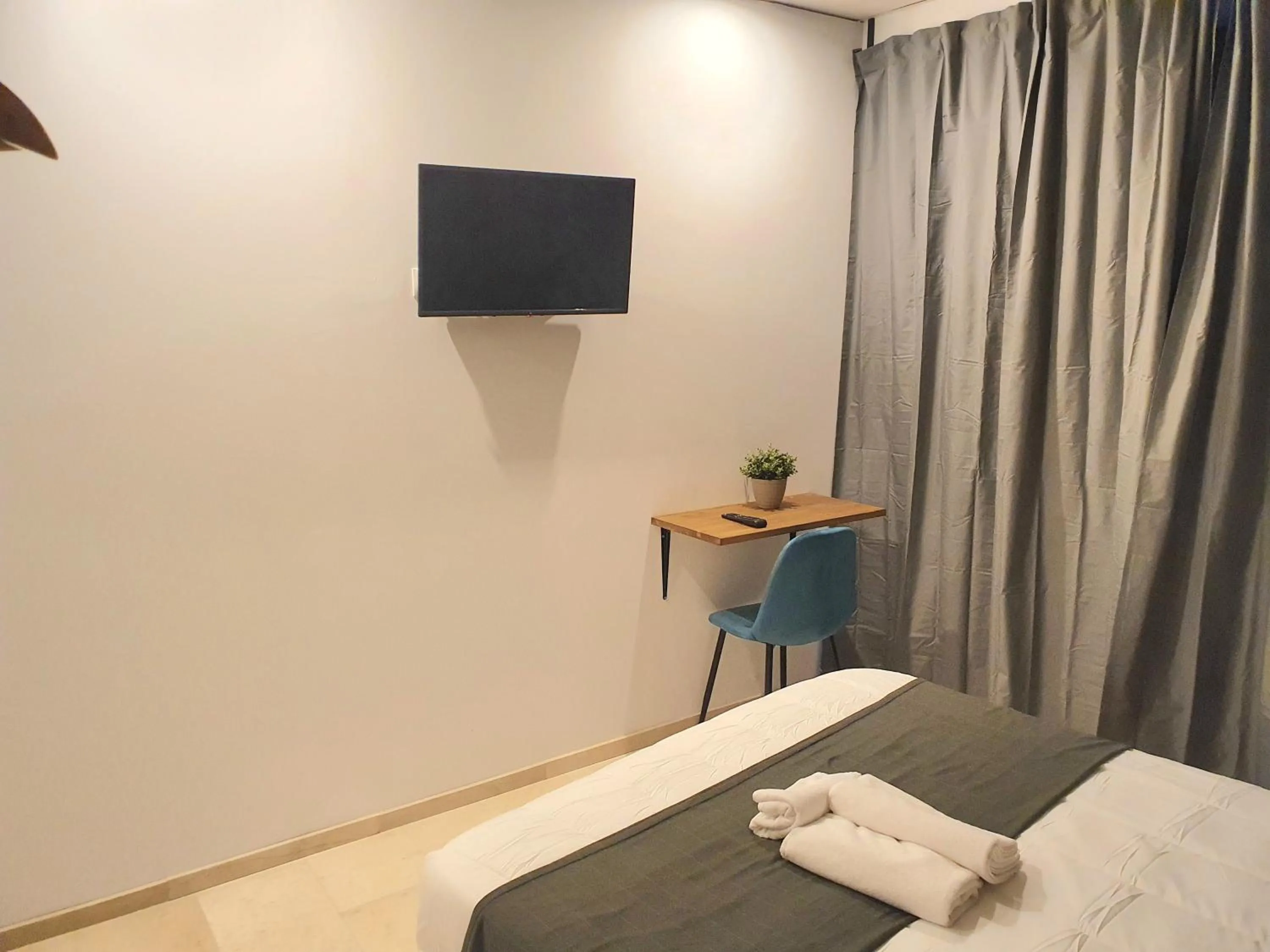 Large Double Room in PLAZA HOME ResEst