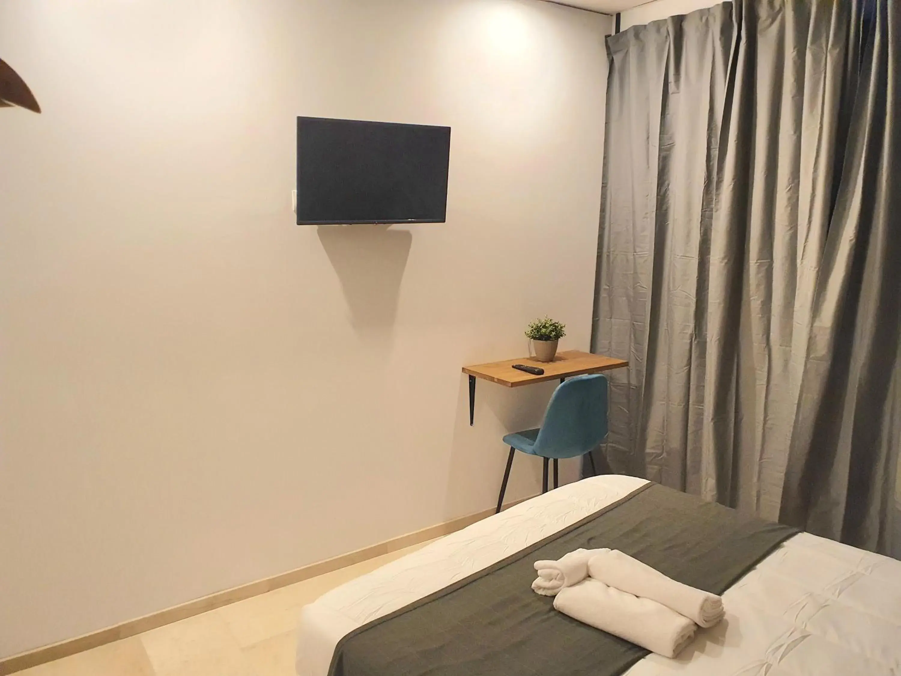 Large Double Room in PLAZA HOME ResEst Large Double Room in PLAZA HOME ResEst